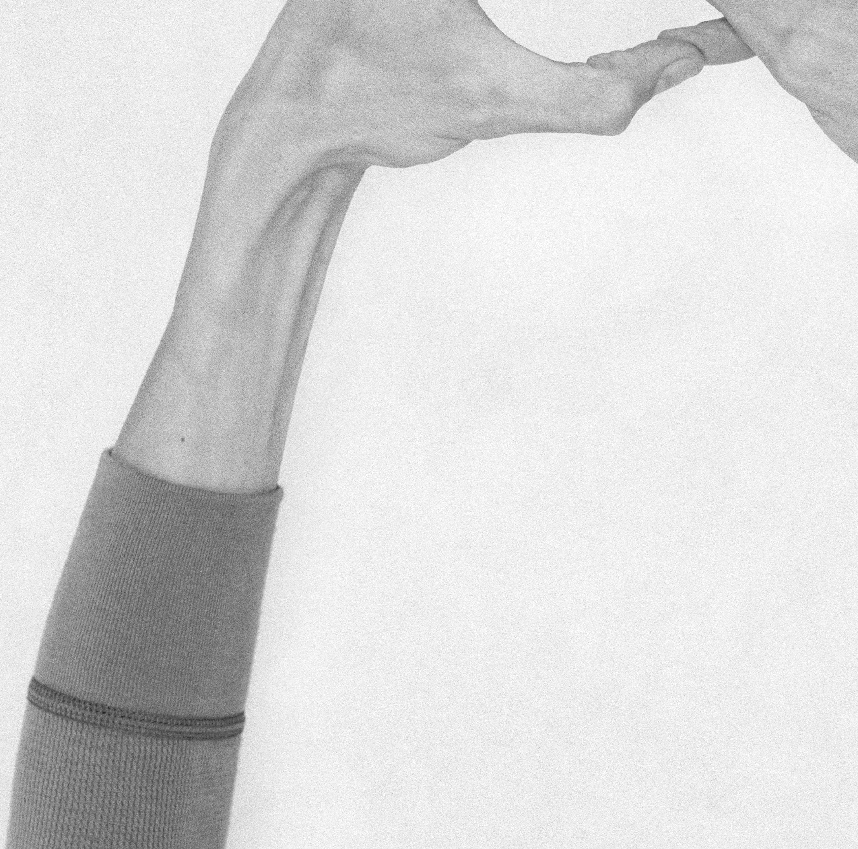 Ohne Titel XXIII. Aus der Serie Chiromorphose. Die Hände. Schwarzweiß-Fotografie – Photograph von Nico Baixas / Gos-com-fuig