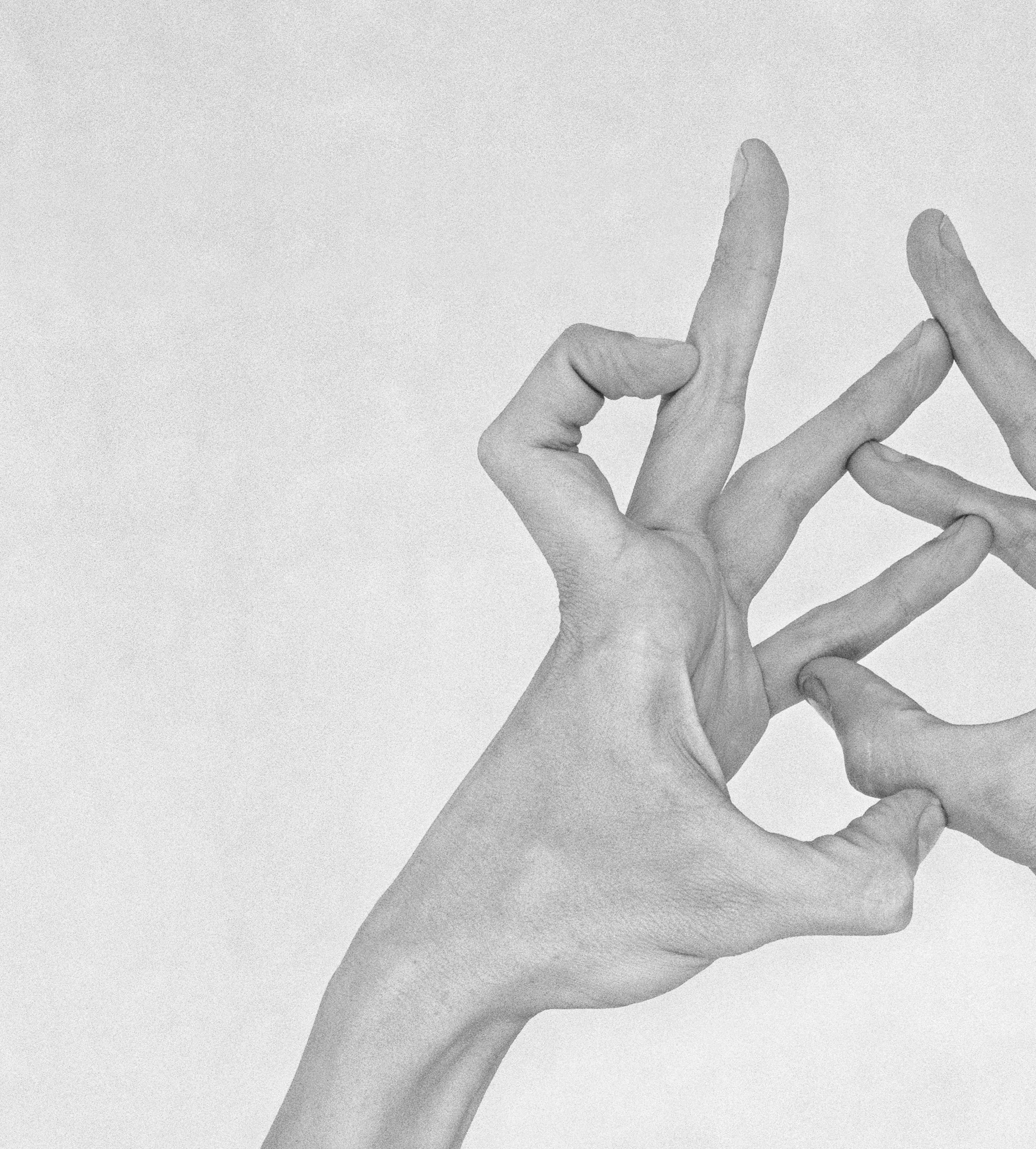 Ohne Titel XXIV. Aus der Serie Chiromorphose. Die Hände. Schwarzweiß-Fotografie – Photograph von Nico Baixas / Gos-com-fuig