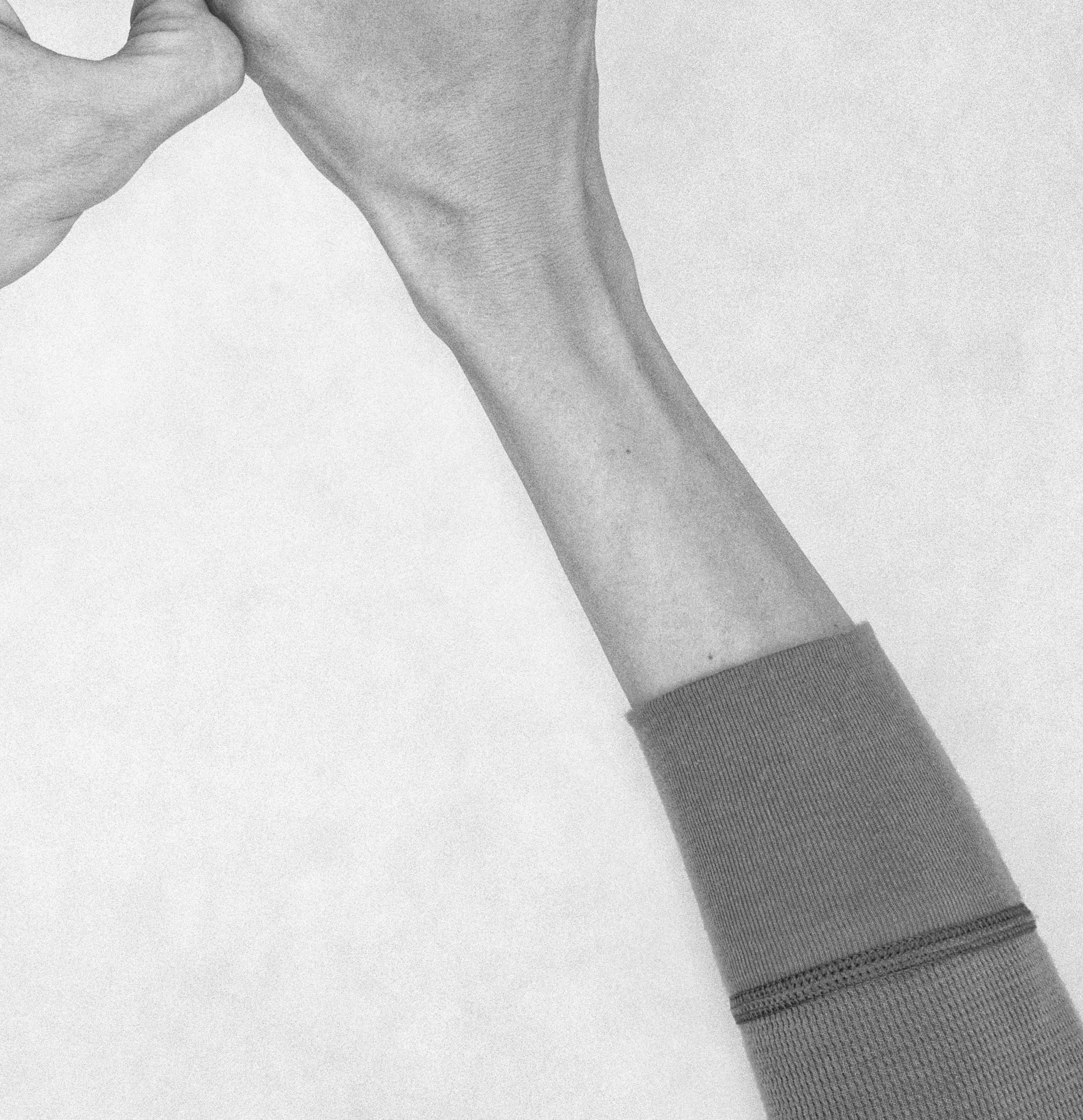 Ohne Titel XXV (nc-8-S1-0003) 2010 von Nico Baixas
Aus der Reihe Chiromorphose
Archivalischer Pigmentdruck auf Hahnemuhle Kunstdruckpapier
Blattgröße: 100 H cm x 100 B cm. 
Bildgröße: 90 H cm x 90 B cm. 
Auflage von 5 +