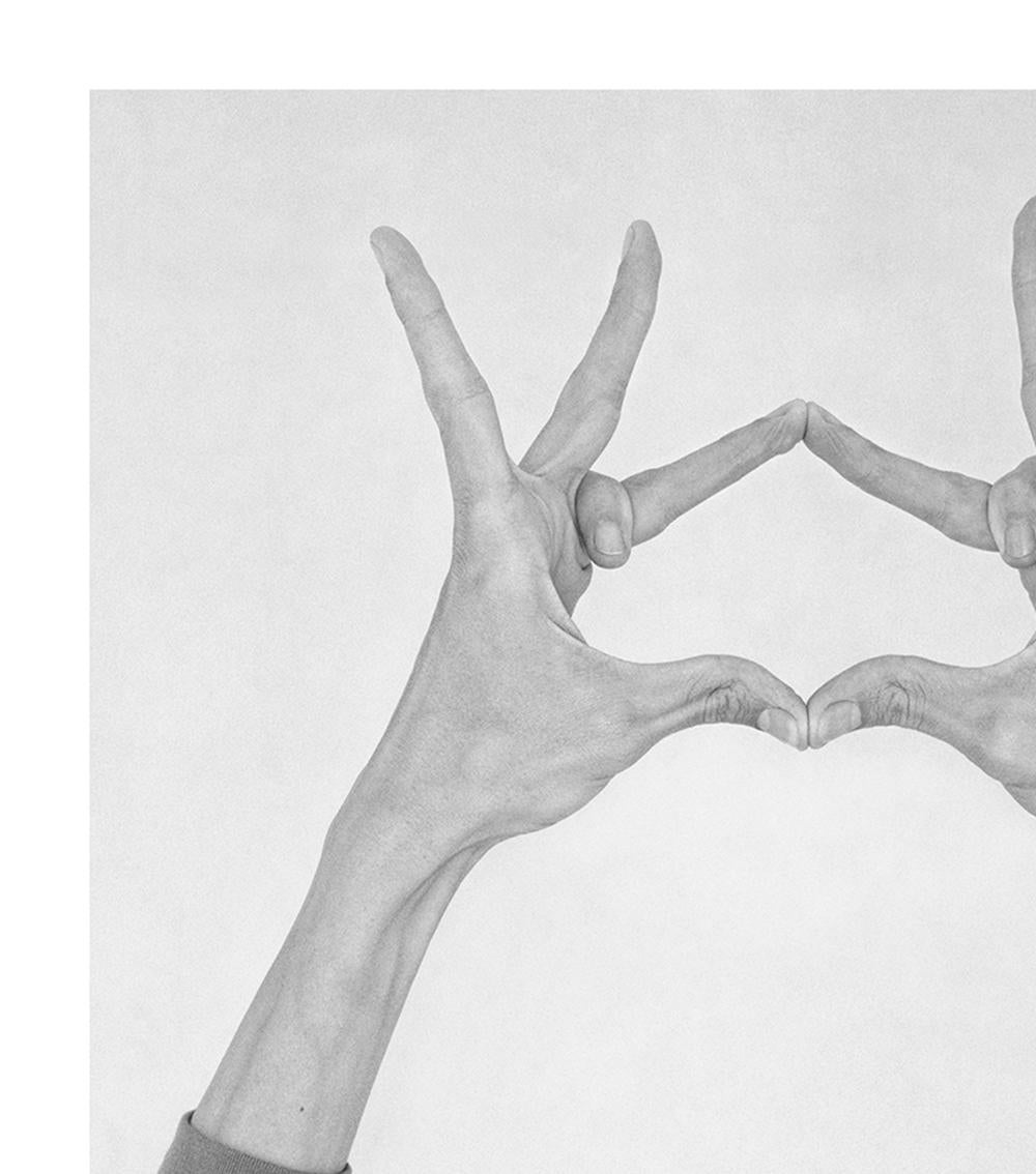 Ohne Titel XXVII. Aus der Serie Chiromorphose. Die Hände. Schwarzweiß-Fotografie – Photograph von Nico Baixas / Gos-com-fuig