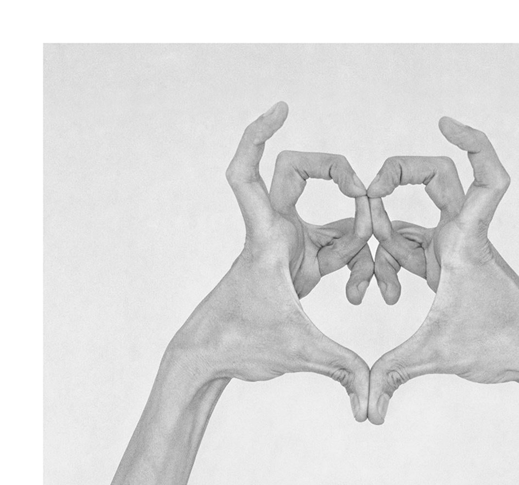 Ohne Titel XXVIII. Aus der Serie Chiromorphose. Die Hände. Schwarzweiß-Fotografie – Photograph von Nico Baixas / Gos-com-fuig