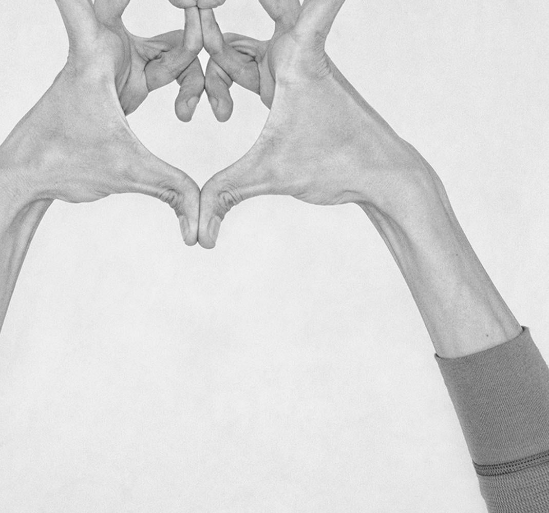 Ohne Titel XXVIII. Aus der Serie Chiromorphose. Die Hände. Schwarzweiß-Fotografie (Ästhetizismus), Photograph, von Nico Baixas / Gos-com-fuig