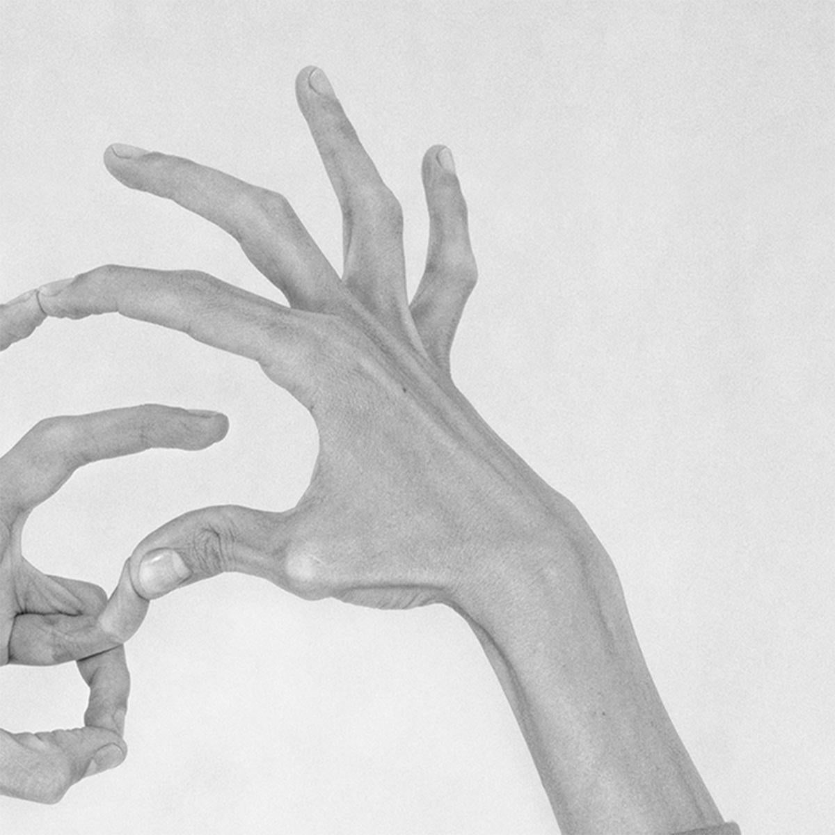 Unbenannt XXX. Aus der Serie Chiromorphose. Die Hände. Schwarzweiß-Fotografie – Photograph von Nico Baixas / Gos-com-fuig