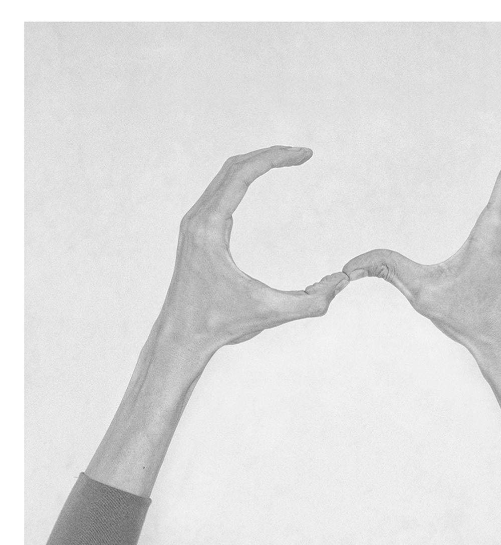 Ohne Titel XXXI. Aus der Serie Chiromorphose. Die Hände. Schwarzweiß-Fotografie – Photograph von Nico Baixas / Gos-com-fuig