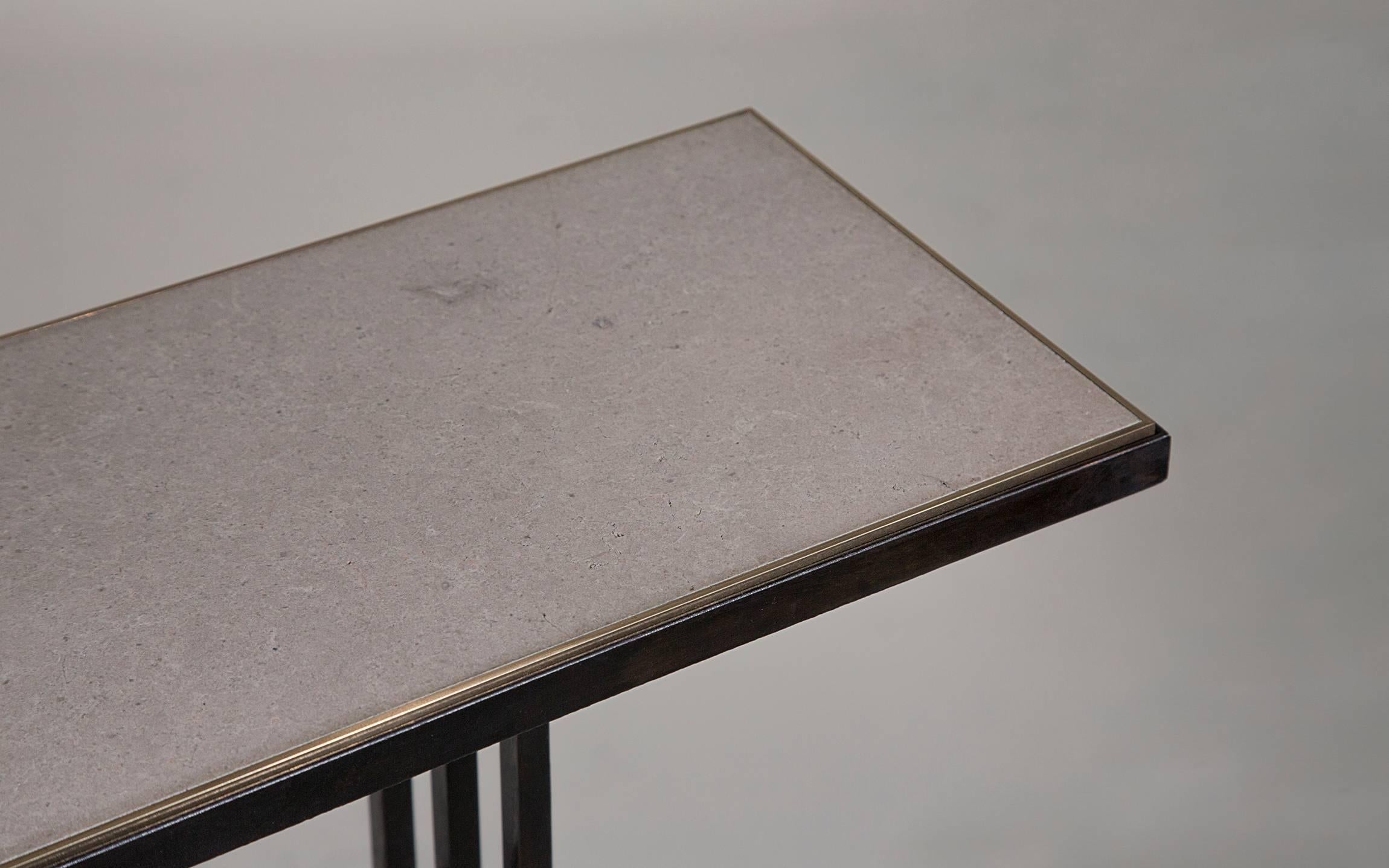Petite table console Nico avec cadre en acier noirci et ardoise Cumbrian adoucie  Neuf - En vente à Washington, GB