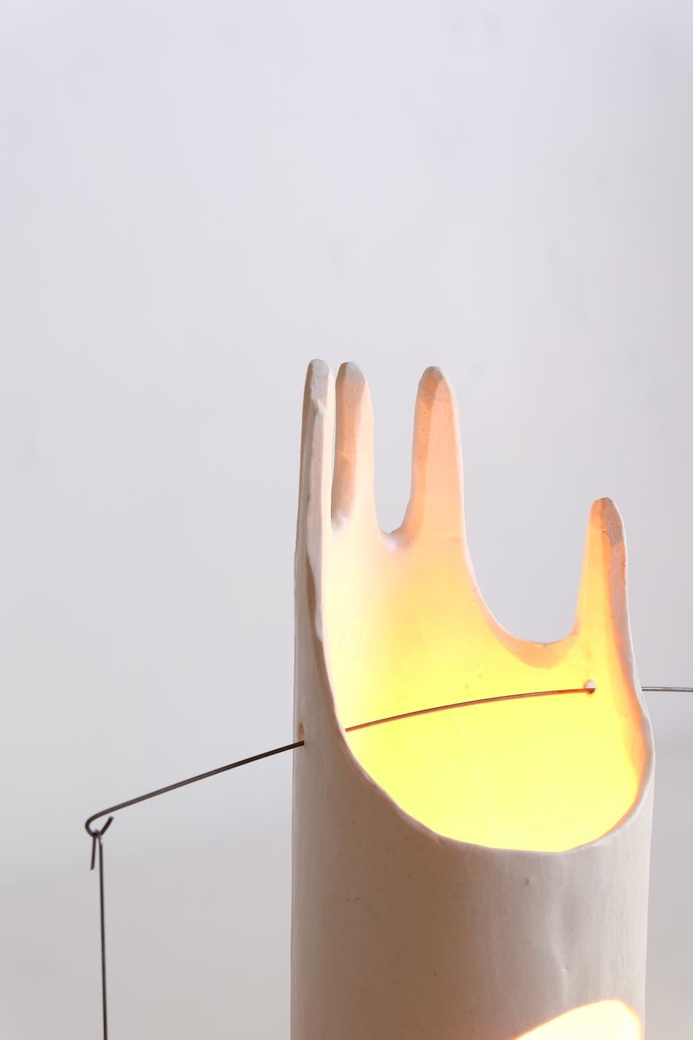 Nico Lamp, skulpturale, zeitgenössische, handgefertigte Keramik-Tischleuchte in mattem Weiß im Angebot 8