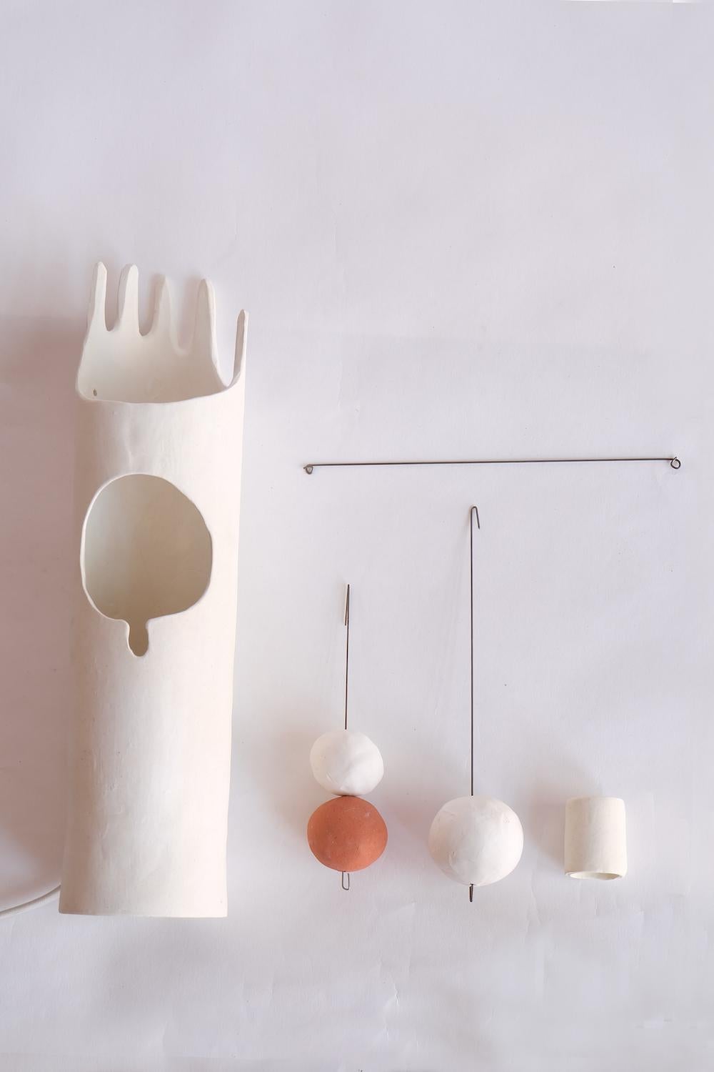Nico Lamp, skulpturale, zeitgenössische, handgefertigte Keramik-Tischleuchte in mattem Weiß (21. Jahrhundert und zeitgenössisch) im Angebot