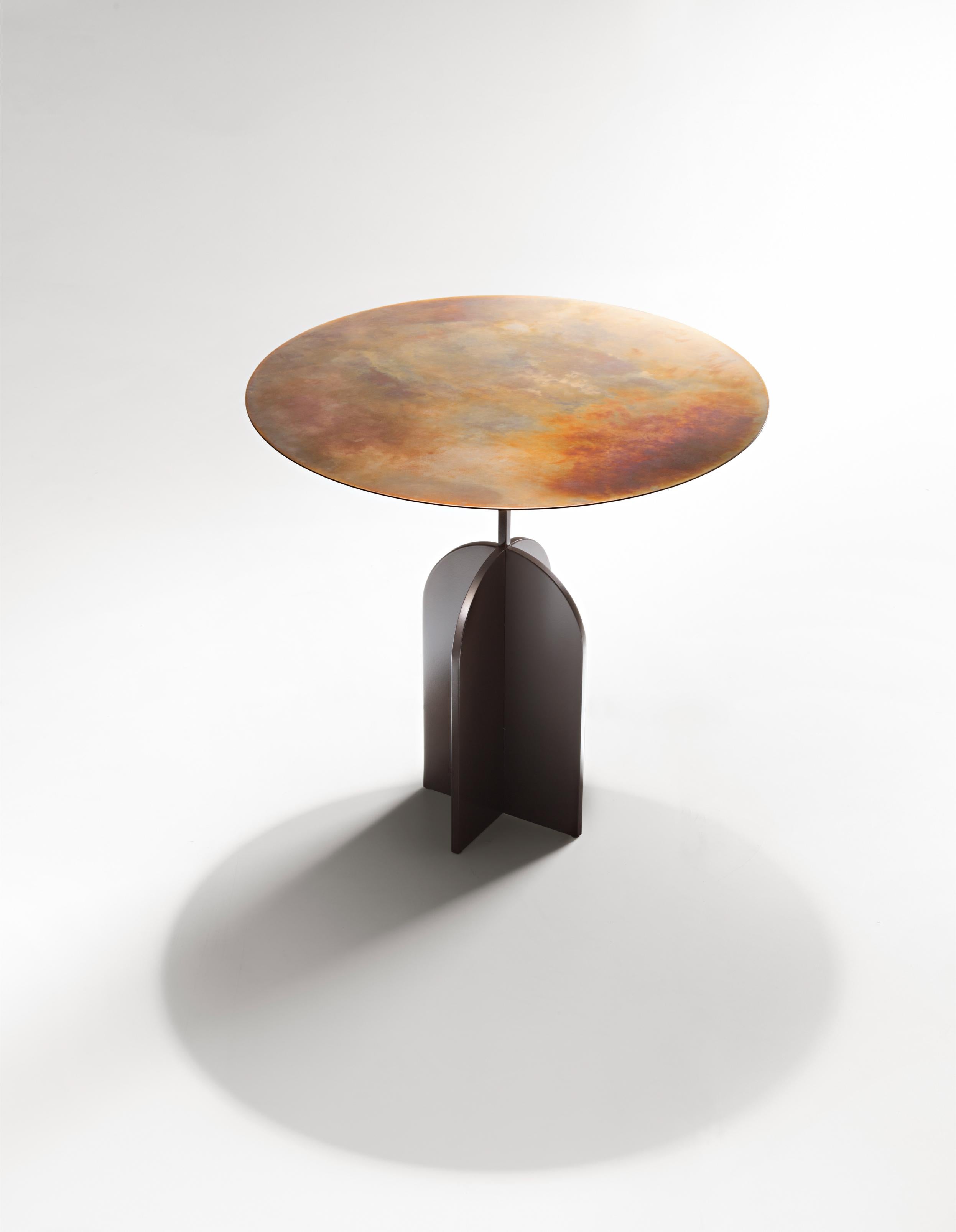 Table d'appoint Nicola 55 de De Castelli
Dimensions : ⌀ 35 x H 55 cm
Matériaux : Cuivre
D'autres versions sont disponibles, veuillez nous contacter pour toute demande.

Des géométries décisives pour une table caractérisée par la superposition de