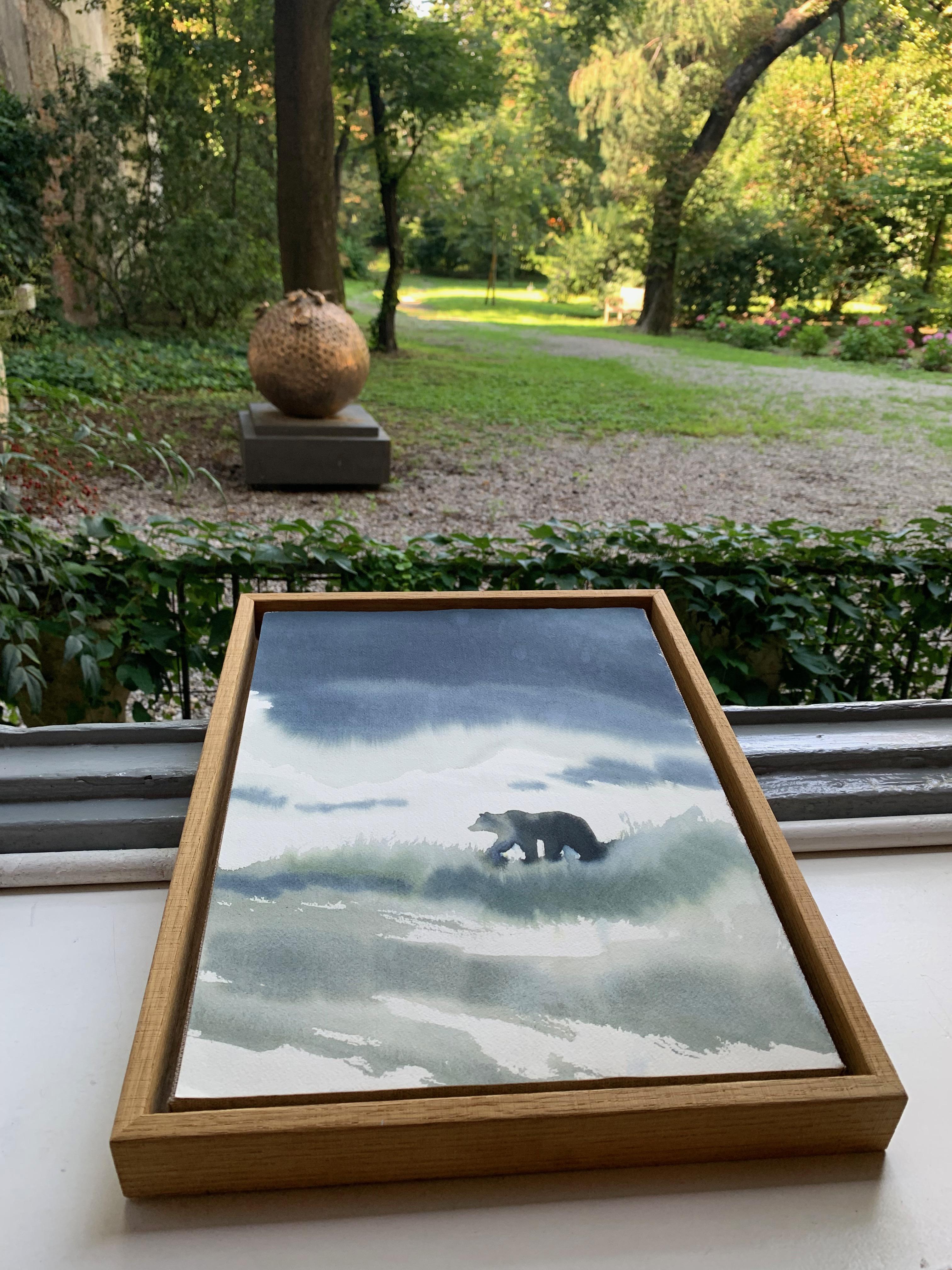 Acquerello con un orso bruno che vaga in un paesaggio verde e blu - Painting di Nicola Magrin