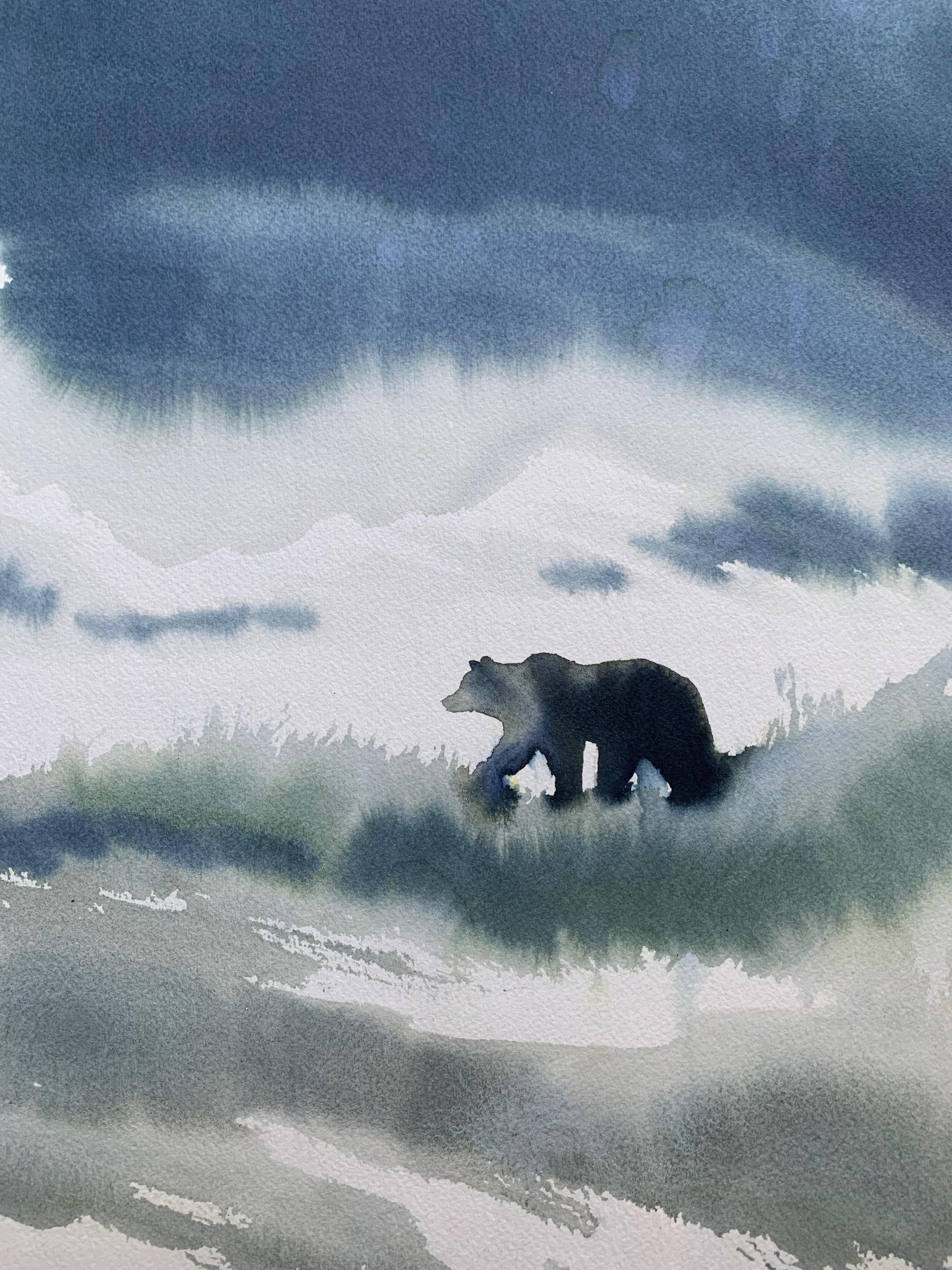 Acquerello con un orso bruno che vaga in un paesaggio verde e blu - Painting Contemporaneo di Nicola Magrin