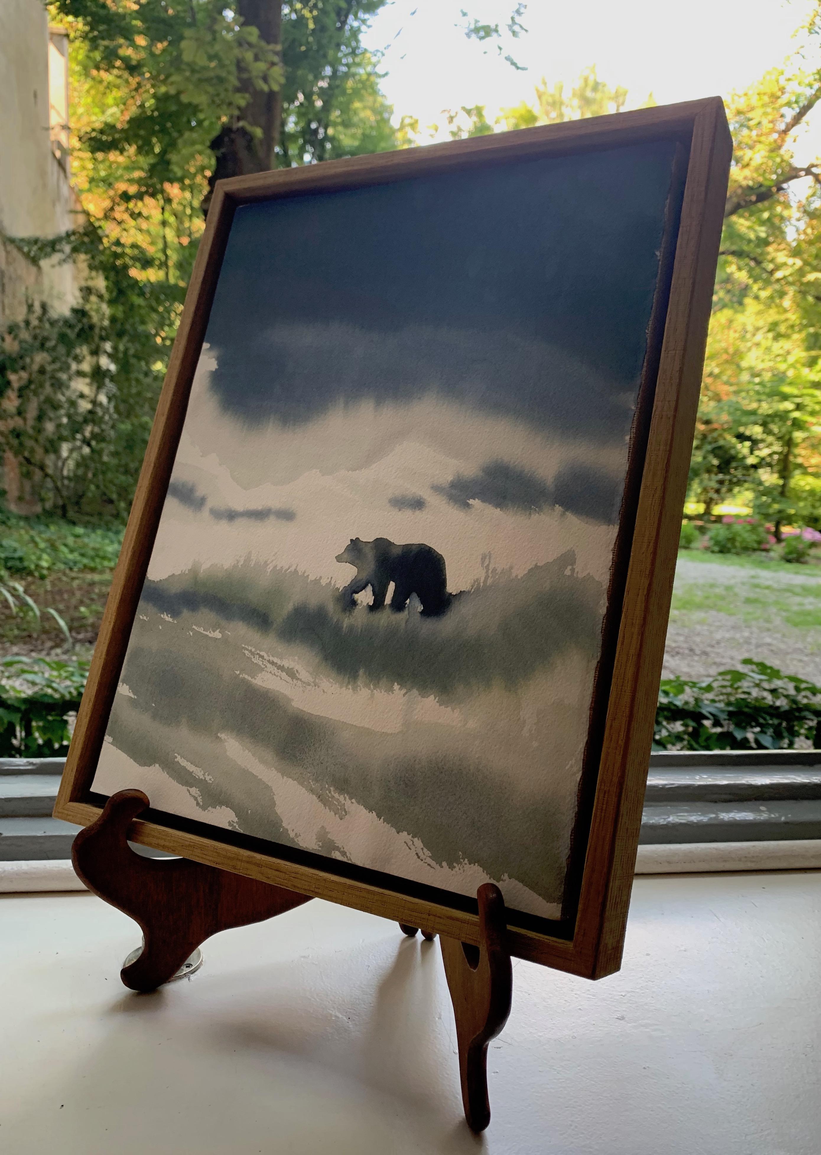 Acquerello con un orso bruno che vaga in un paesaggio verde e blu in vendita 1