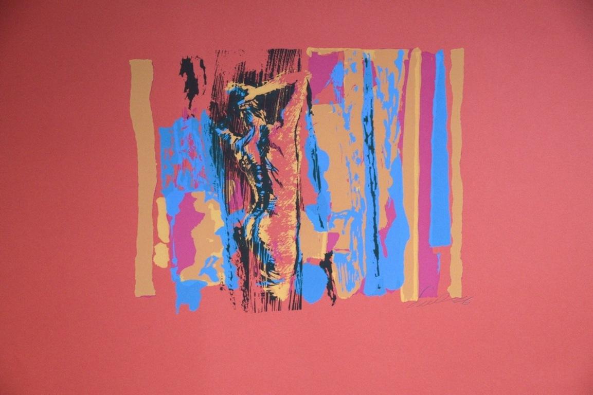 Rounded Nude in Red ist eine Originalserigrafie von Nicola Simbari aus dem Jahr 1976. Handsigniert und datiert mit Bleistift unten rechts (Simbari 76). Auflage: 90 Exemplare.

Das Kunstwerk stellt einen weiblichen Akt vor einem Hintergrund mit