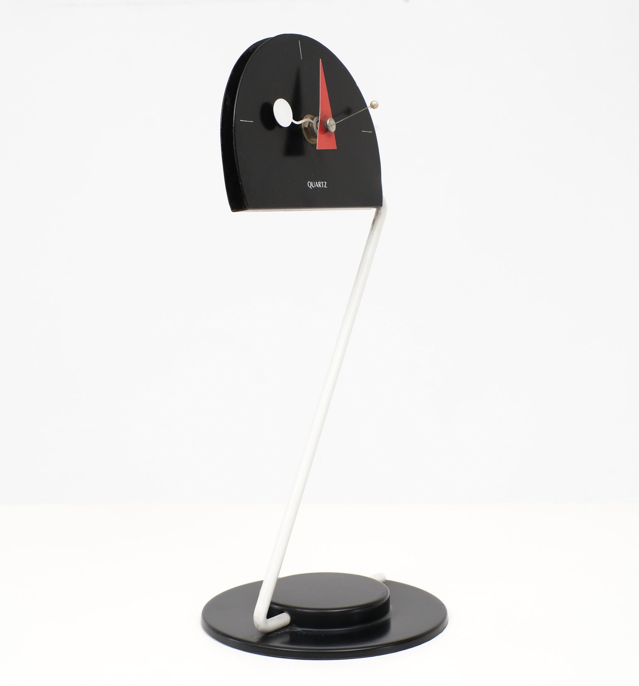 Seltene postmoderne, konstruktivistische, geometrische Artec Collection'S Uhr von Canetti, USA, 1980er Jahre.
Postmoderne Uhr, ArTime Collection, von Canetti, Inc, 1980er Jahre
Diese Uhr hat ein einzigartiges Uhrwerk, das durch die geometrische Form