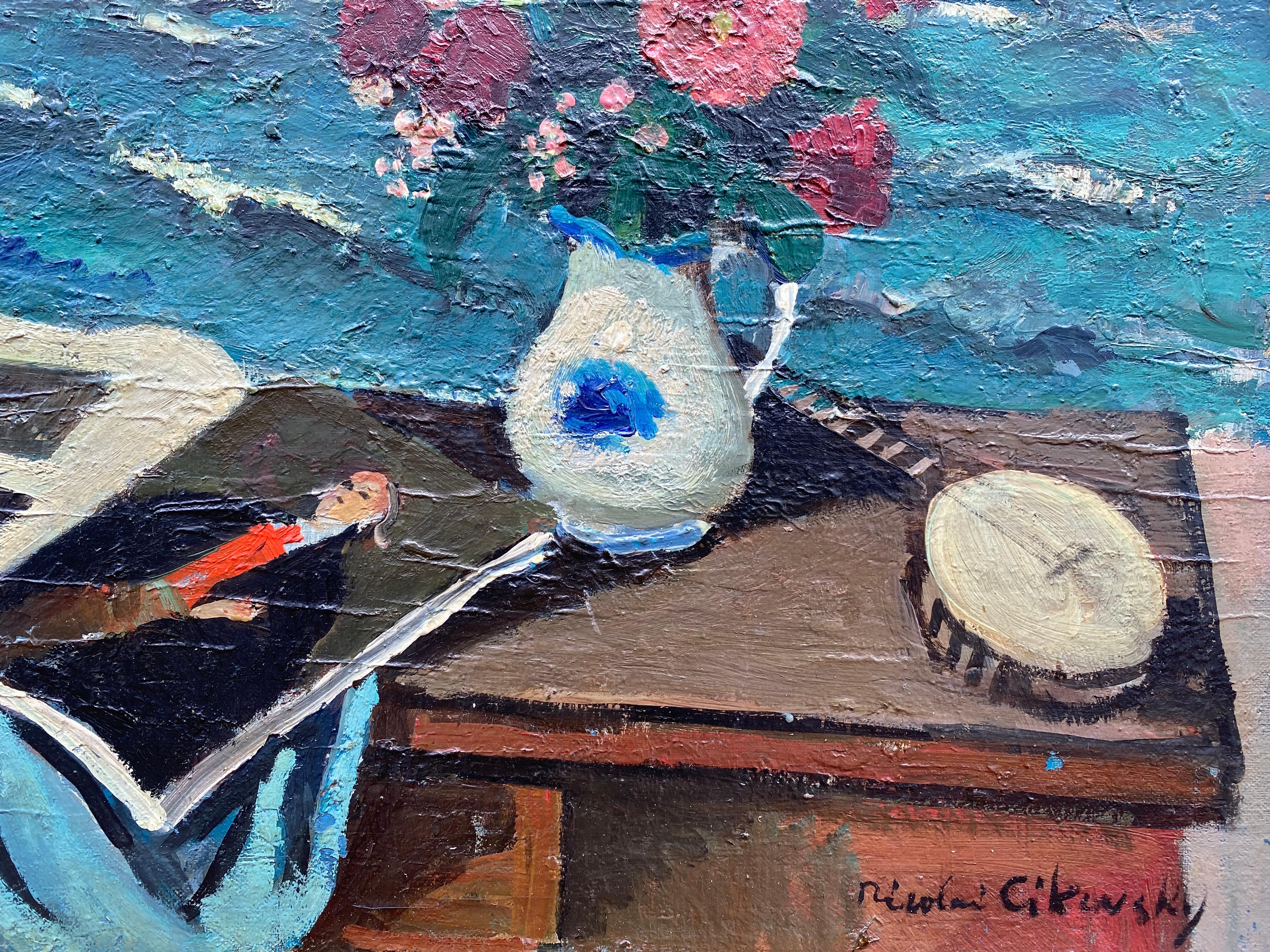 Öl auf Karton, Originalgemälde des bekannten amerikanischen Künstlers Nicolai Cikovsky.  Kräftige, leuchtende Farben mit einer Blumenvase, einem Banjo und einem Notizbuch mit Fotografien vor einem rauen Meer als Hintergrund.  Um 1940.  Der Zustand