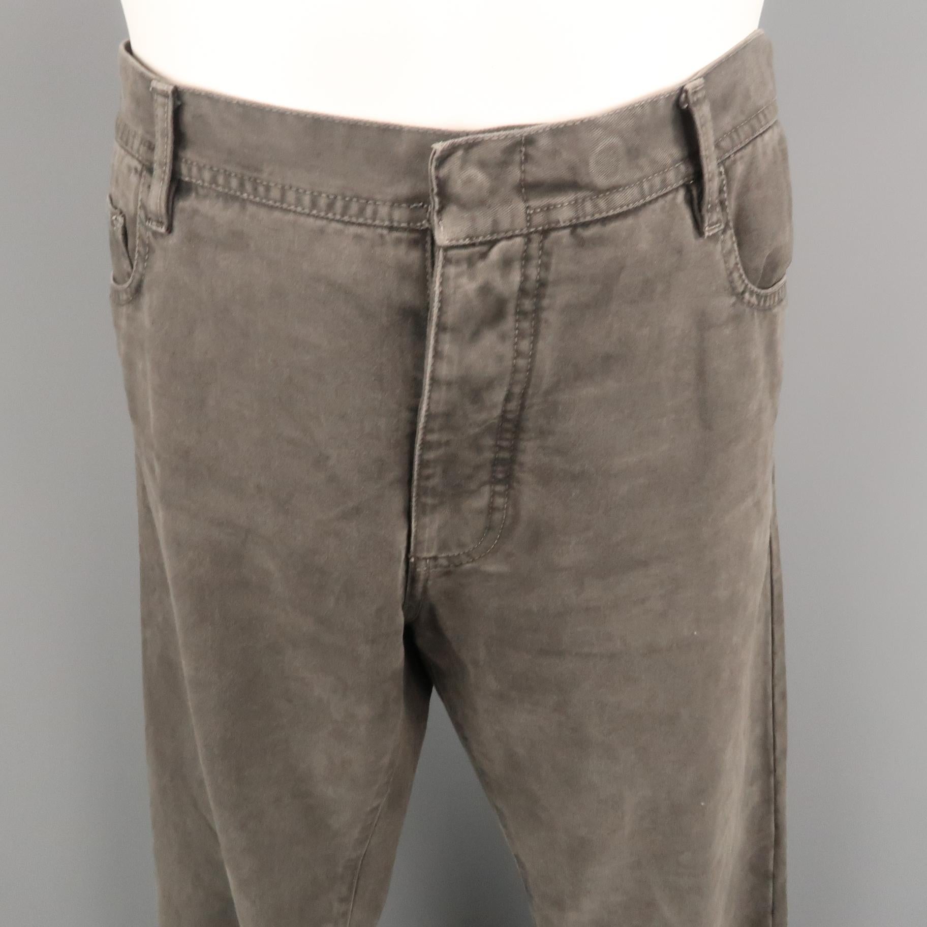 NICOLAS A. TARALIS casual pant comes in a gray cotton featuring a regular fit style. Made in Italy.
 
Excellent Pre-Owned Condition.
Marked: 34
 
Measurements:
 
Waist: 36 in.
Rise: 9.5 in.
Inseam: 38 in.
