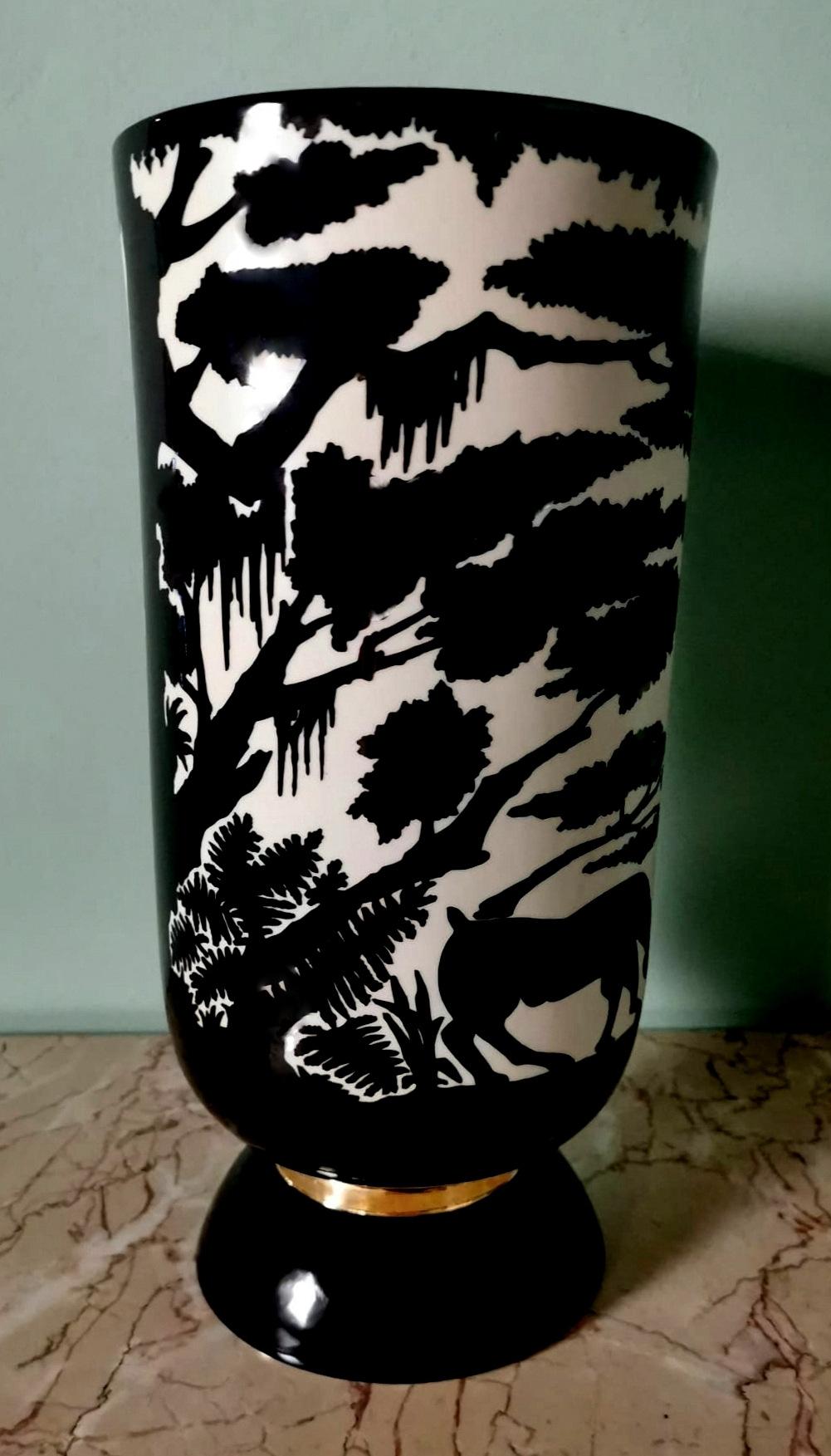 Nous vous invitons à lire l'intégralité de la description, car nous nous efforçons de fournir des informations techniques et historiques détaillées afin de garantir l'authenticité de nos objets. Ce vase original et emblématique en porcelaine