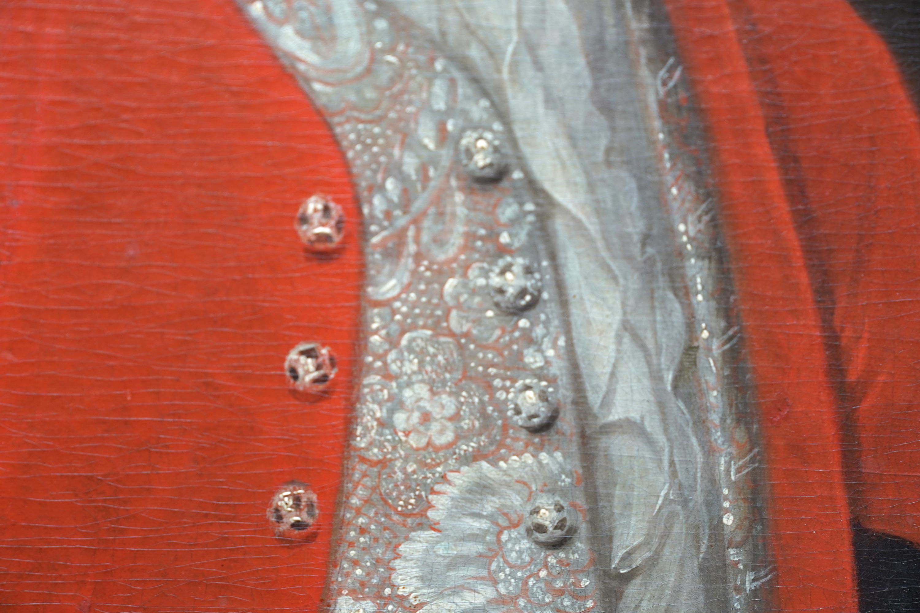 Questo superbo ritratto a olio ovale French Old Master è attribuito alla cerchia di Nicolas De Largilliere. Dipinto intorno al 1700, è un ritratto a mezza lunghezza di un gentiluomo con un cappotto rosso e un panciotto molto decorato, con il
