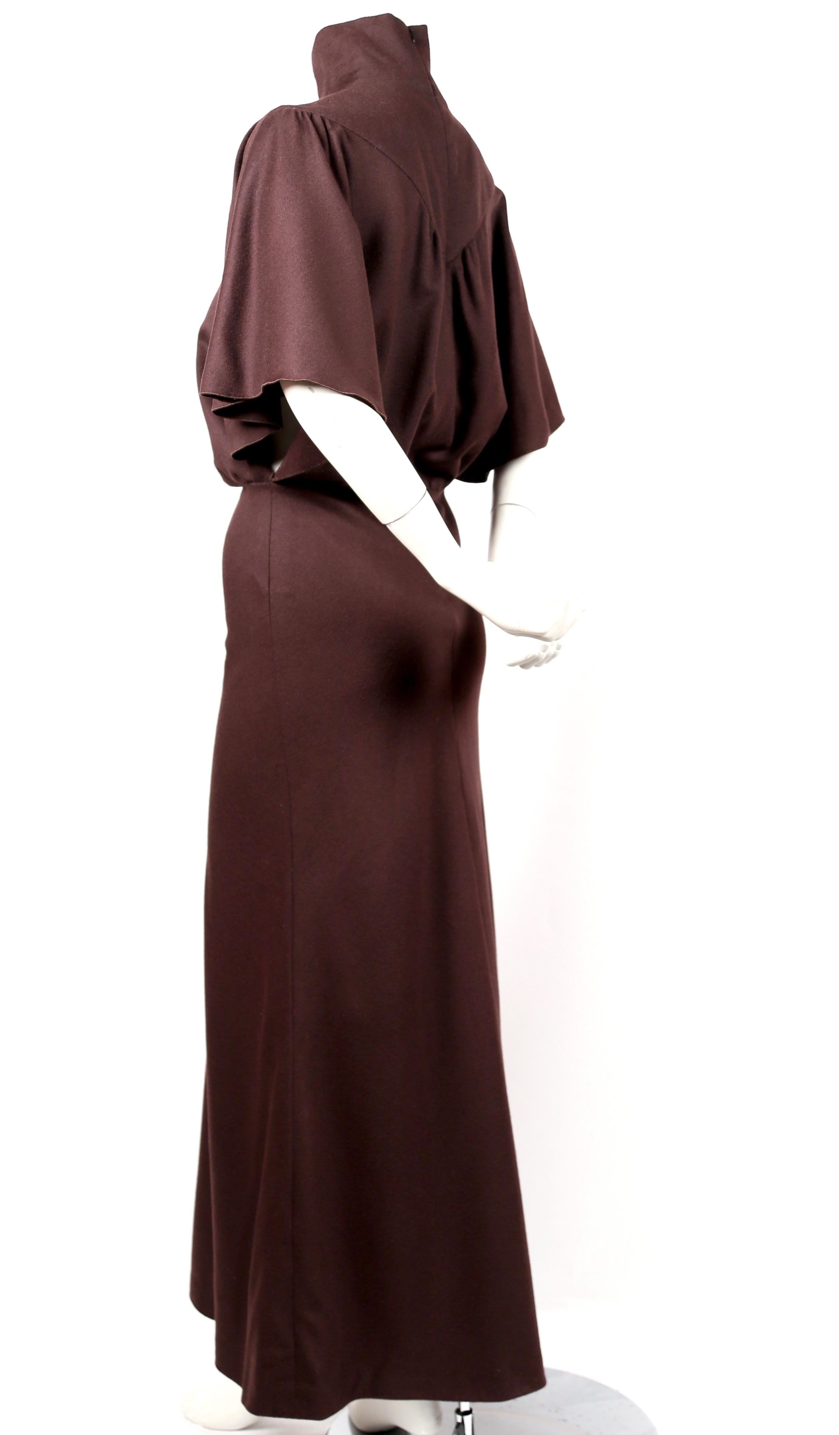 Schräg geschnittenes, braunes Wollkleid mit Flatterärmeln, entworfen von Nicolas Ghesquiere für Balenciaga Herbst 1998. Dies ist das Kleid, das auf dem Laufsteg getragen wurde. Sie wurde dem Laufstegmodel von Nicolas Ghesquiere geschenkt. Kein Label