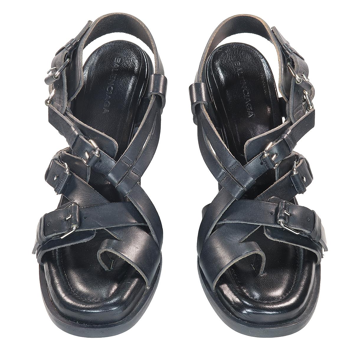 BALENCIAGA PAR NICOLAS GHESQUIÈRE & PIERRE HARDY

Sandales en cuir à talon haut avec boucle et lanière (noir)

Structure et fluidité, tel est l'équilibre constant insufflé dans le travail de Nicolas Ghesquière. Vous pouvez compter sur le créateur