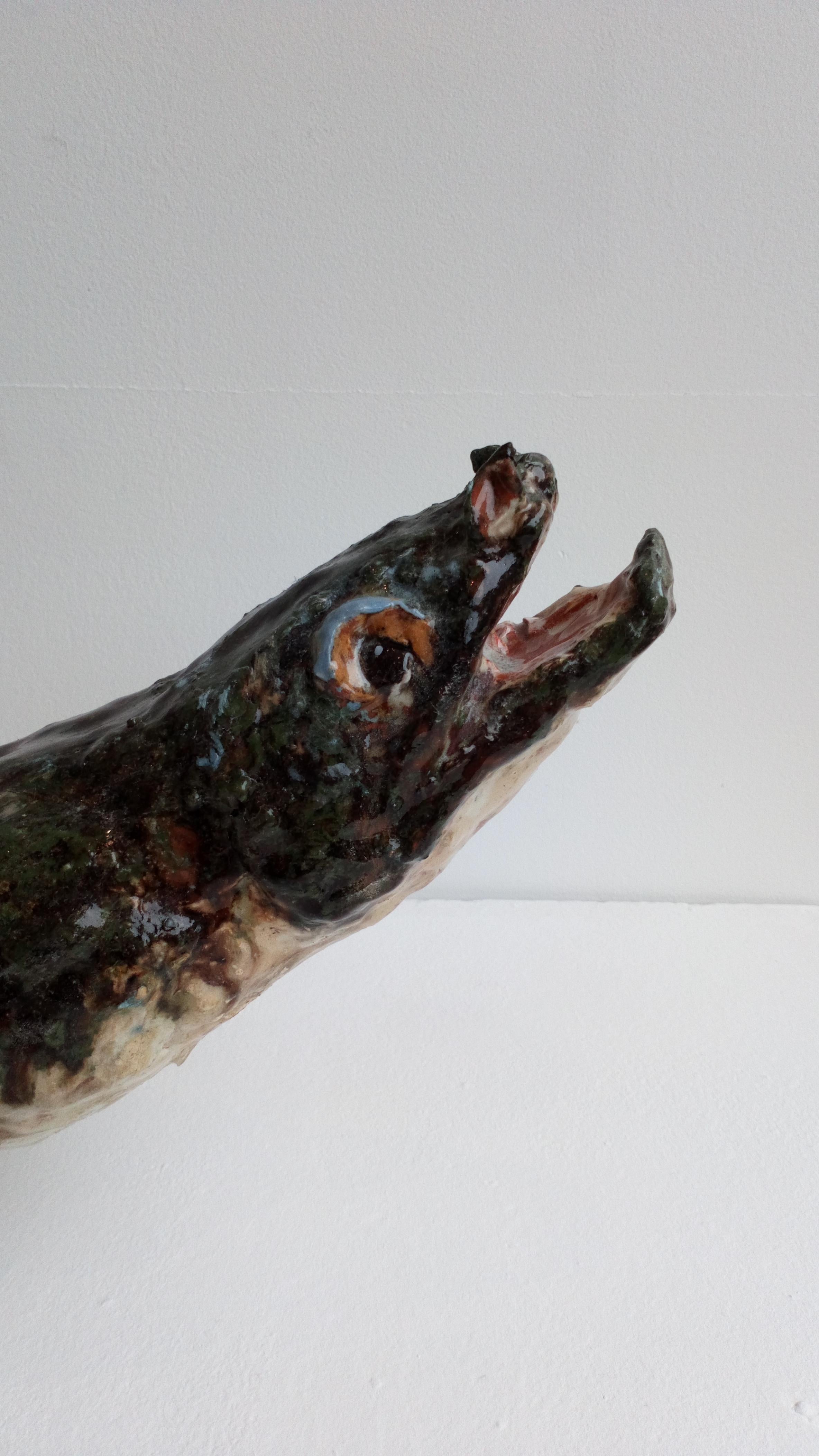 Sculpture contemporaine d'anguille en terre cuite en forme de poisson de la nature de Nicolas Kennett en vente 3
