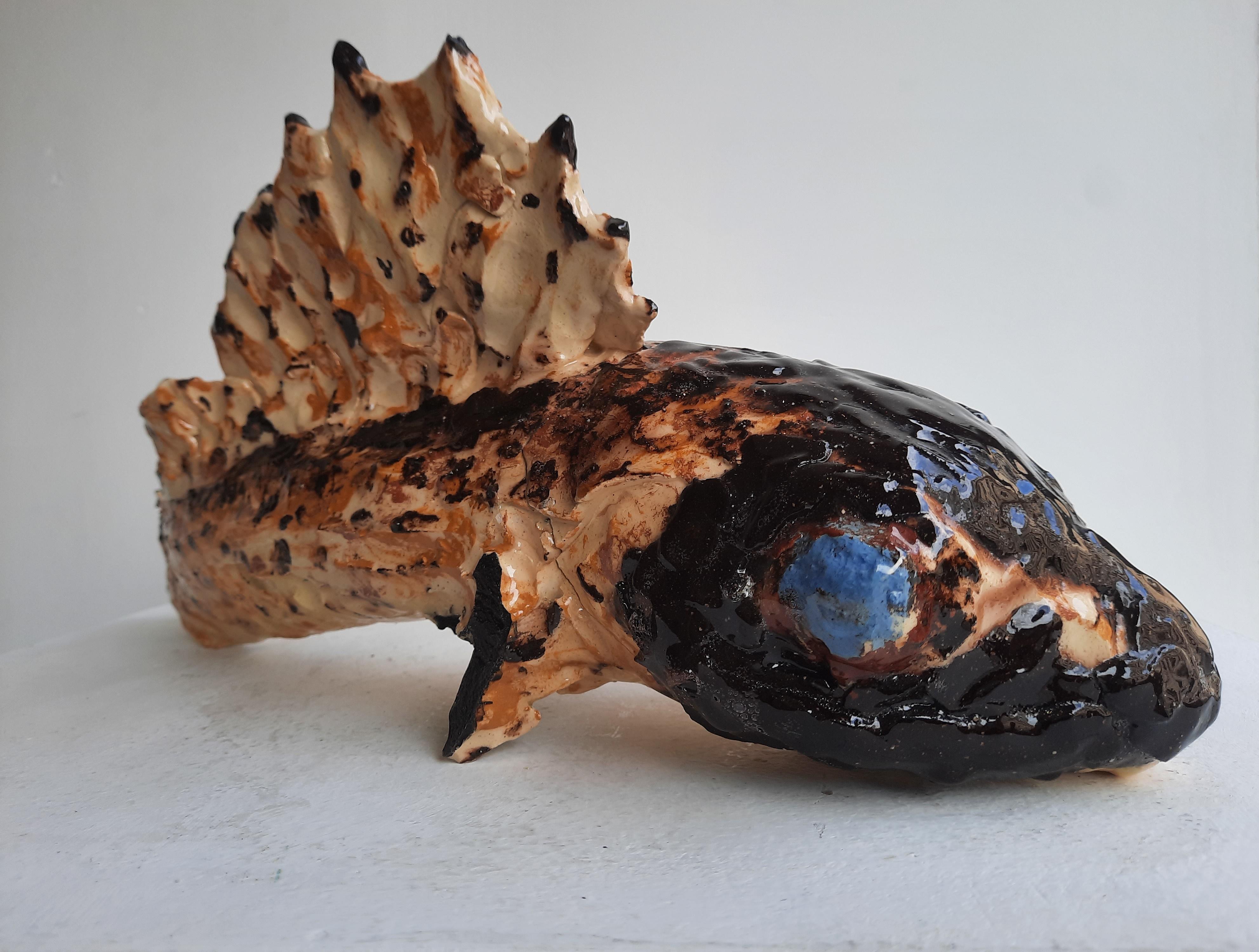Fragment de sculpture contemporaine de Nicolas Kennett poisson en terre cuite