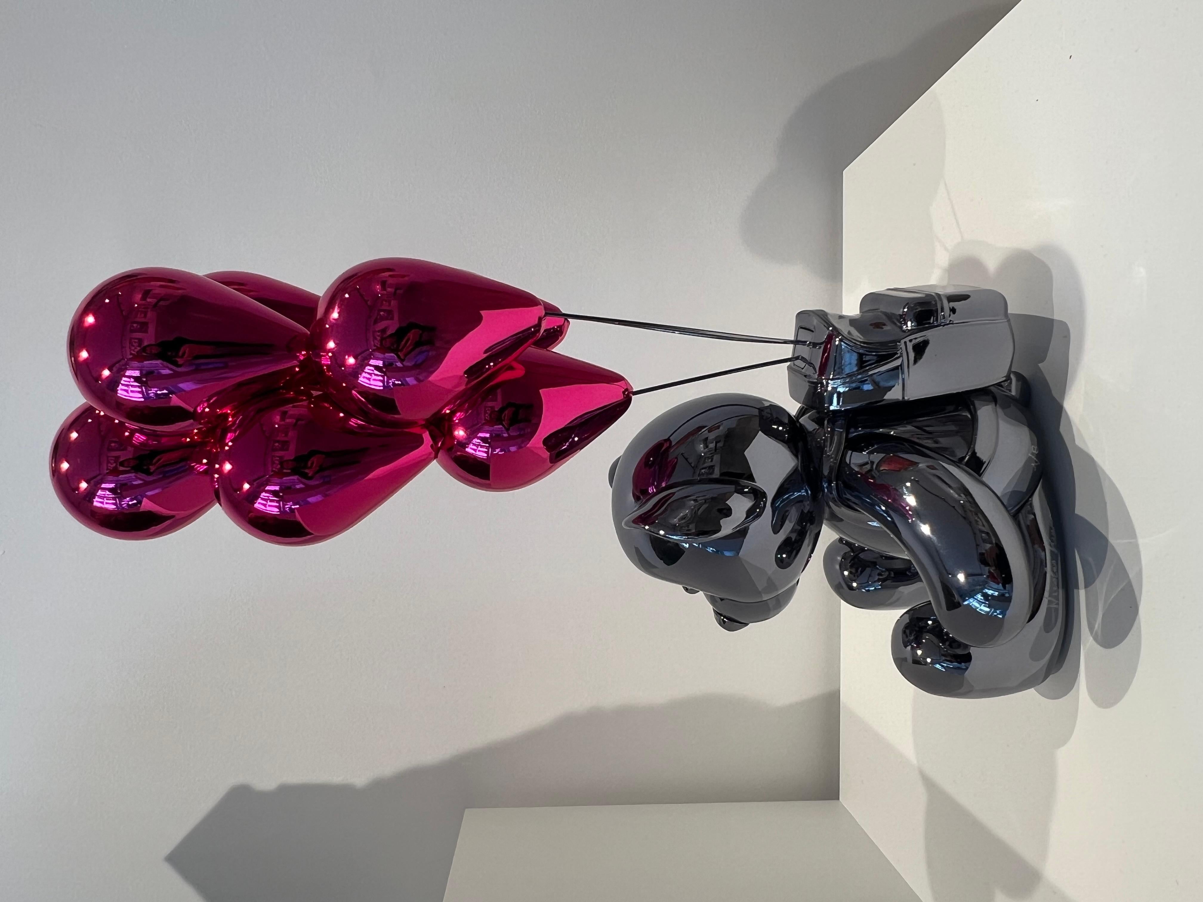 Escultura cromada negra y rosa.
45 x 20 x 23 cm.
Firmada y numerada 1 de 8 por el artista en la pata de la escultura. 

La obra presenta un osito de peluche plateado con una superficie lisa y reflectante, que le da un aspecto moderno y futurista. Su