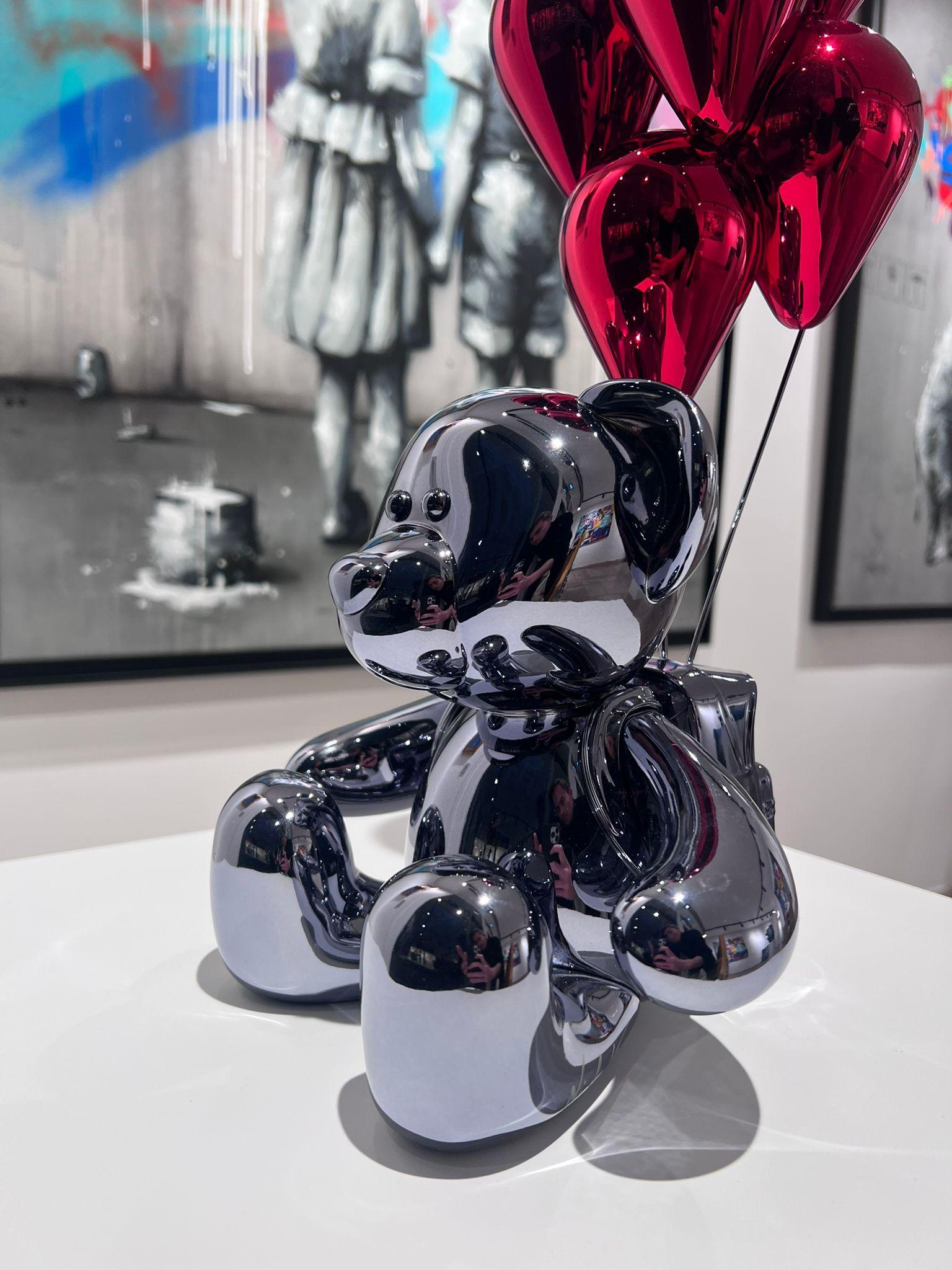 Sculpture chromée noire et rouge.
45 x 20 x 23 cm.
Signé et numéroté 2 sur 8 par l'artiste sur la jambe de la sculpture. 

L'œuvre d'art représente un ourson argenté dont la surface lisse et réfléchissante lui confère un aspect moderne et futuriste.