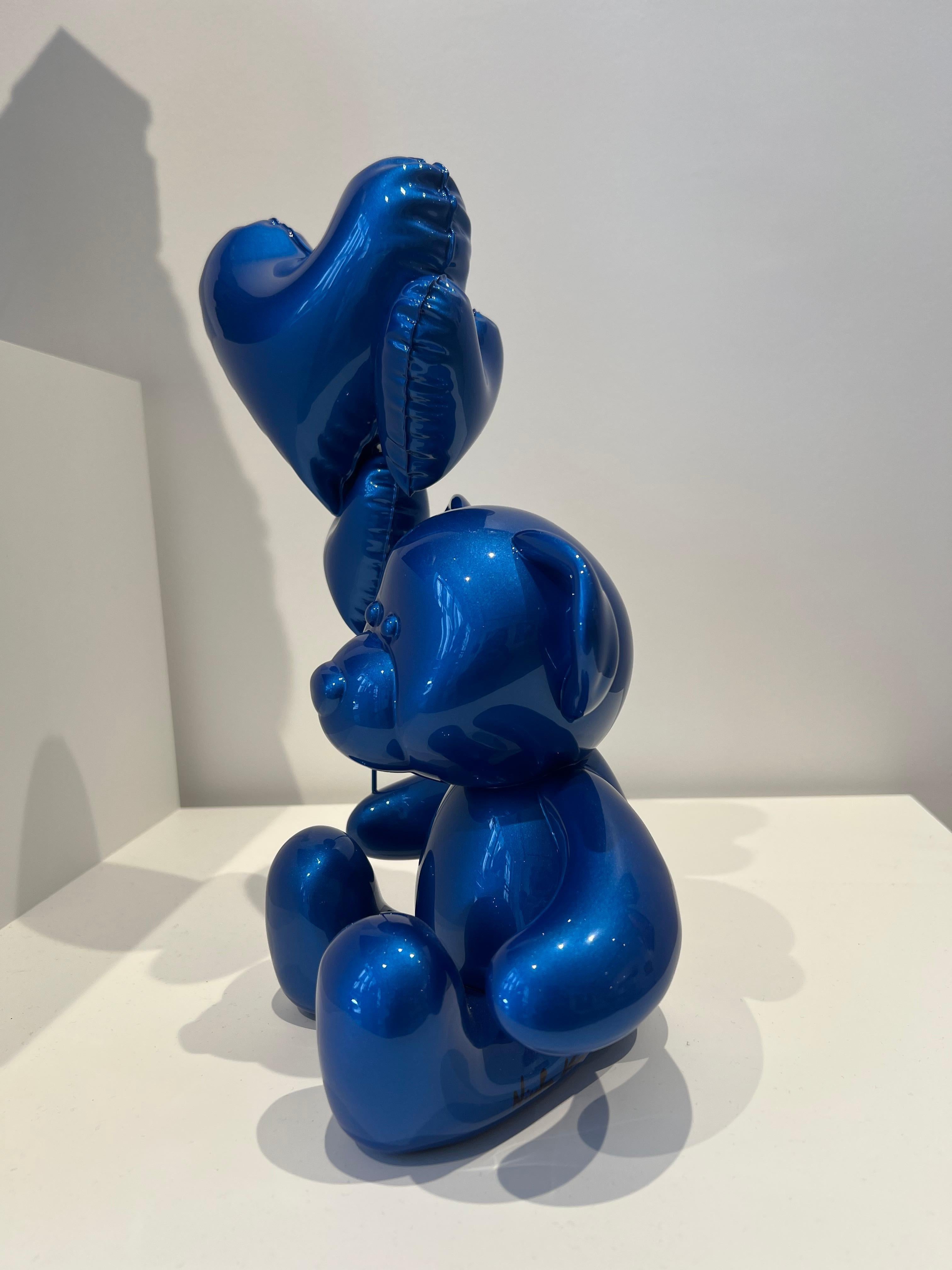 Sculpture en résine rose mat.
33 x 28 x 15 cm.
Signé et numéroté 1 sur 8 par l'artiste sur la jambe de la sculpture. 

Cette œuvre d'art représente un ours en peluche rose délicatement travaillé tenant un ensemble de ballons en forme de cœur. La