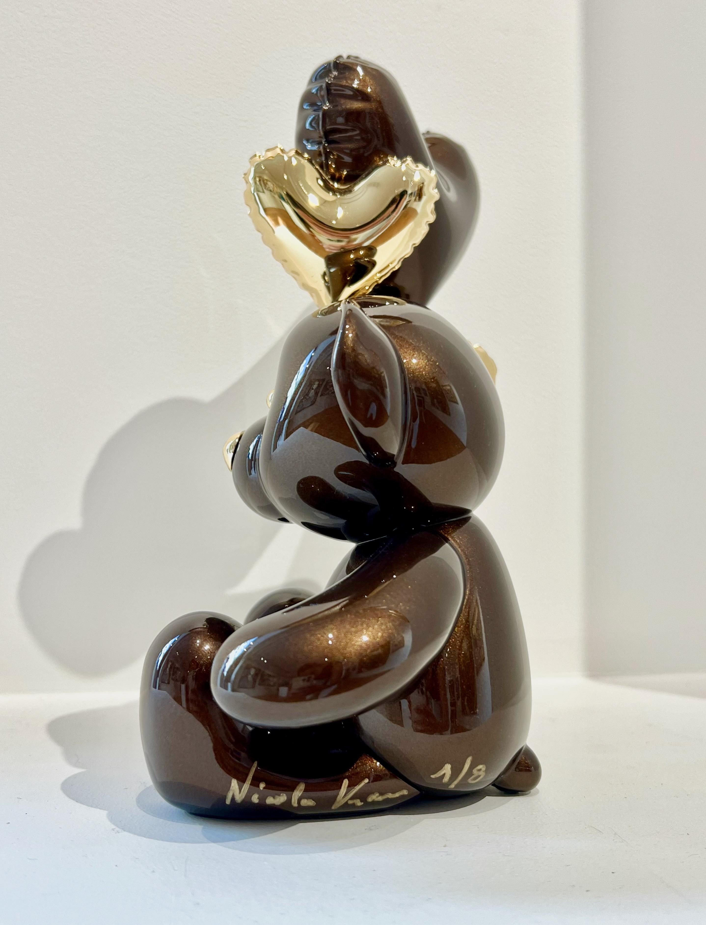 Découvrez cette pièce captivante, qui unit harmonieusement l'innocence de l'enfance à la sophistication de l'art contemporain. Ce chef-d'œuvre en résine représente un ours en peluche, assis, à l'expression sereine et contemplative.

Son design