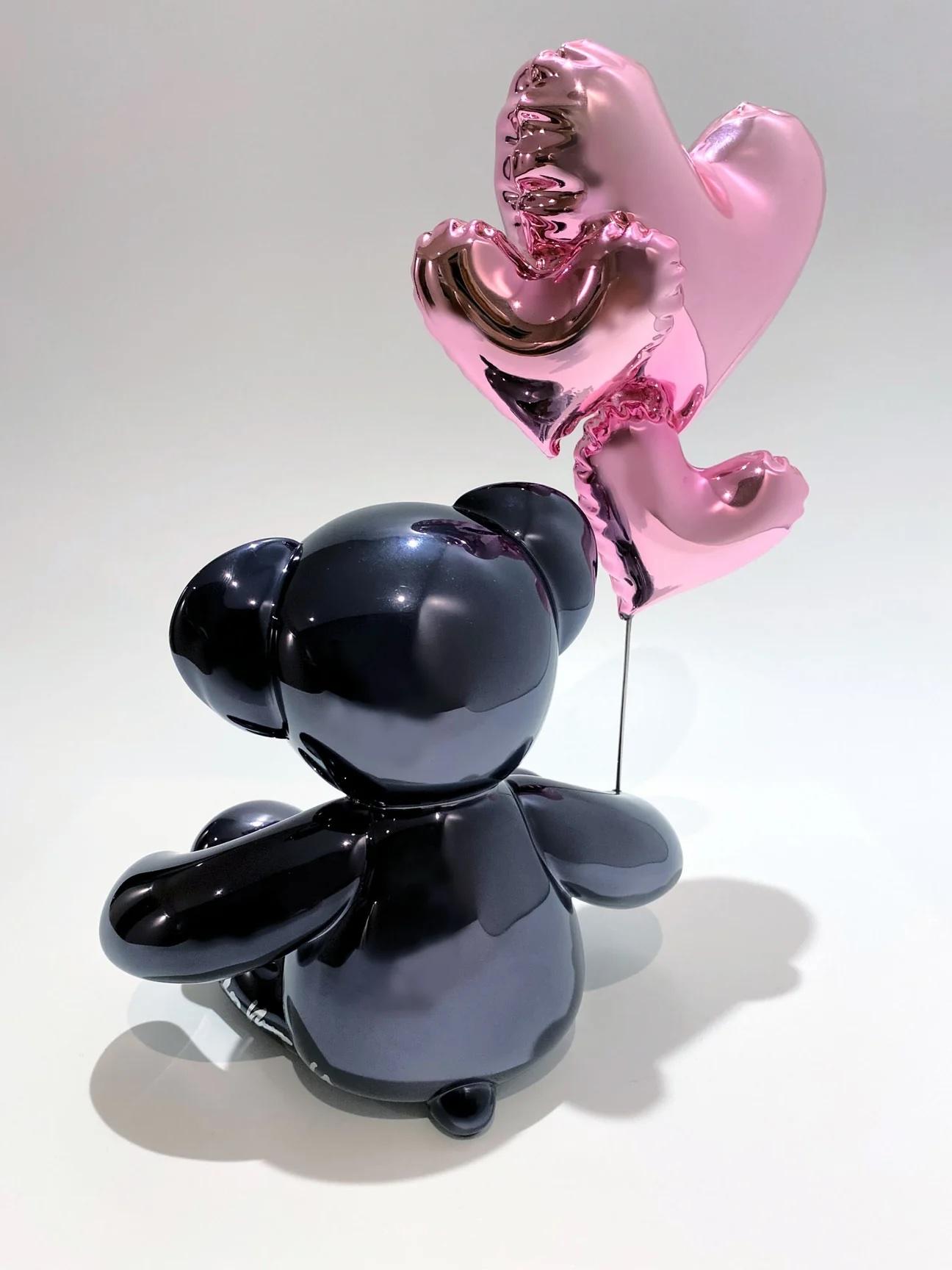 Teddy Love - Chrom Schwarz & Rosa – Sculpture von Nicolas Krauss