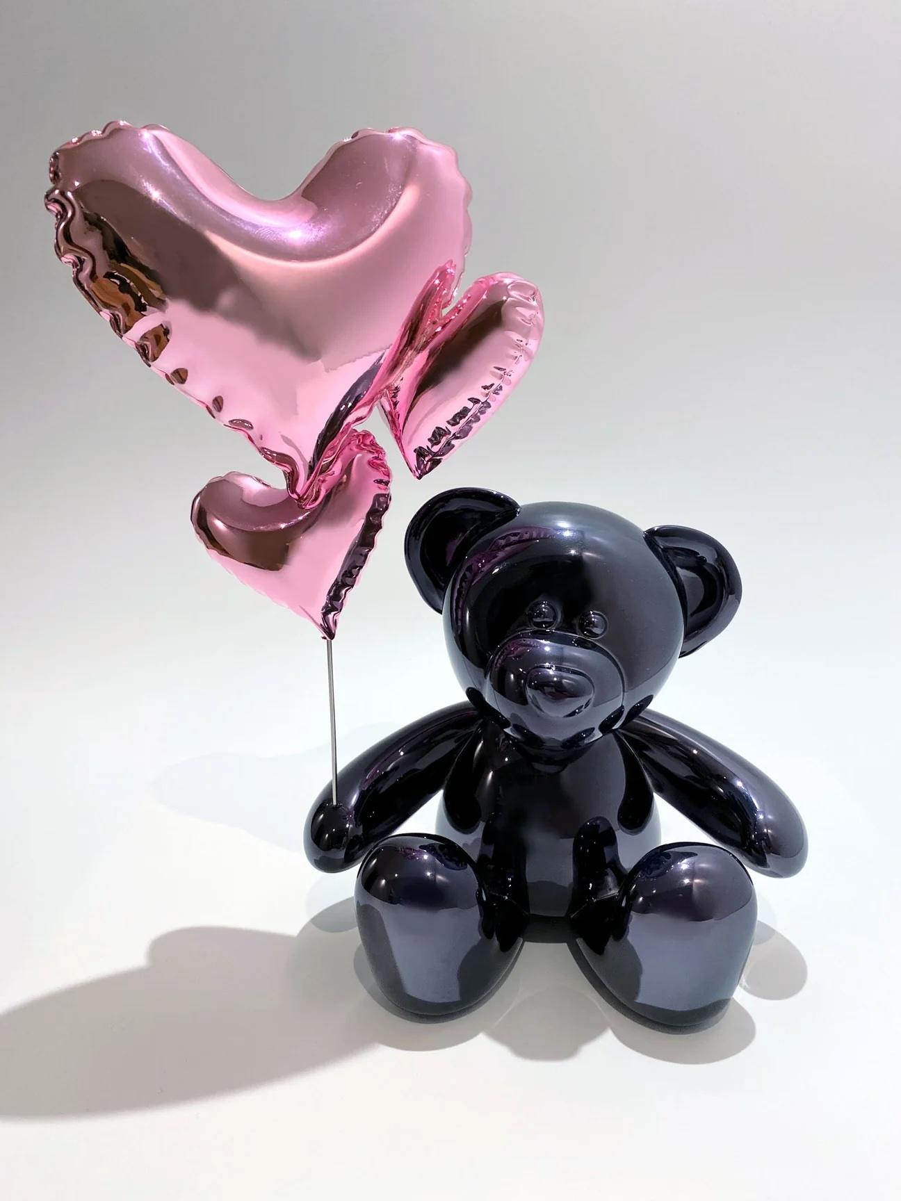 Nicolas Krauss Figurative Sculpture - Teddy Love - Chrome Black & Pink