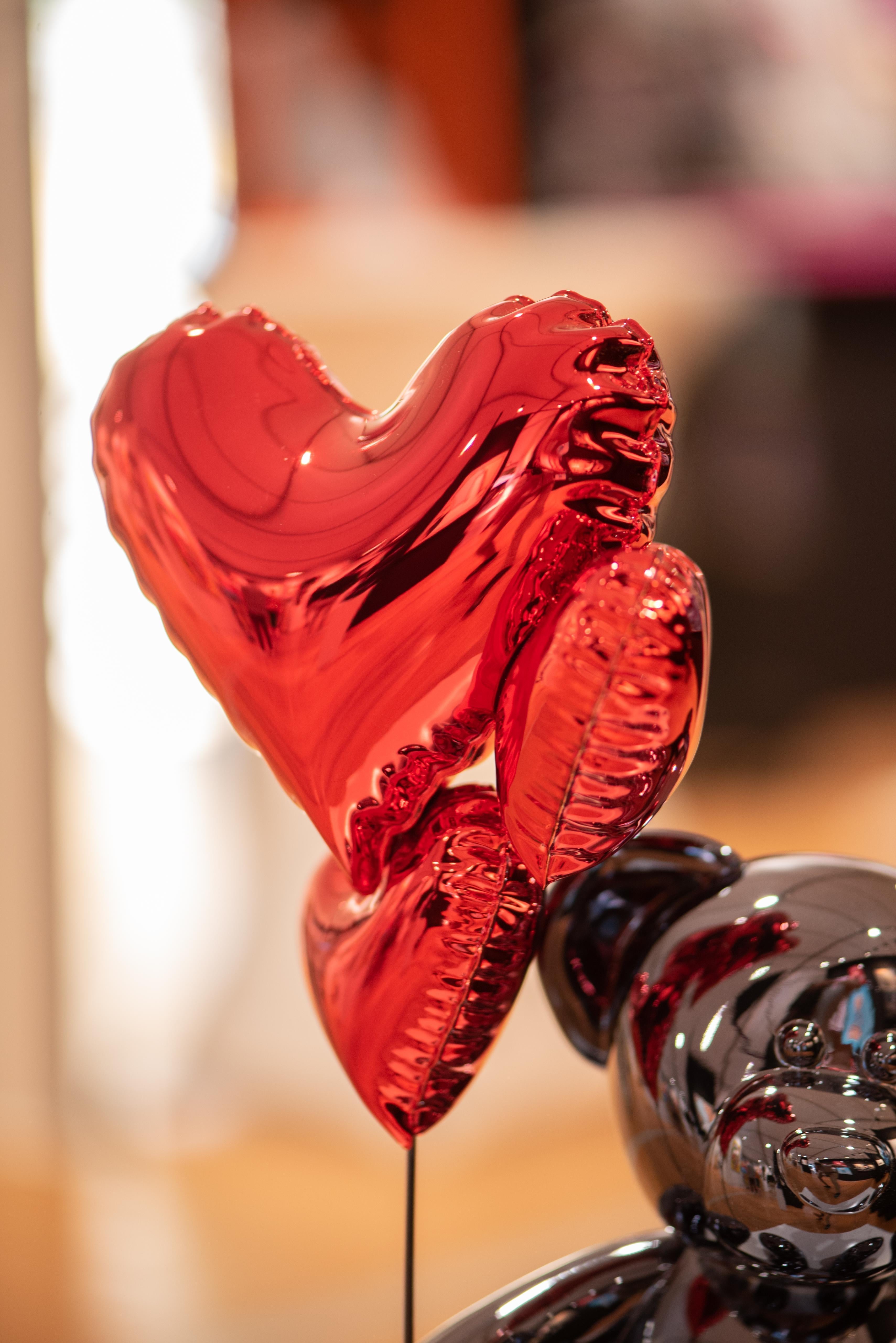 Teddy Love - Cromo y Rojo - Figurative Sculpture Gris de Nicolas Krauss