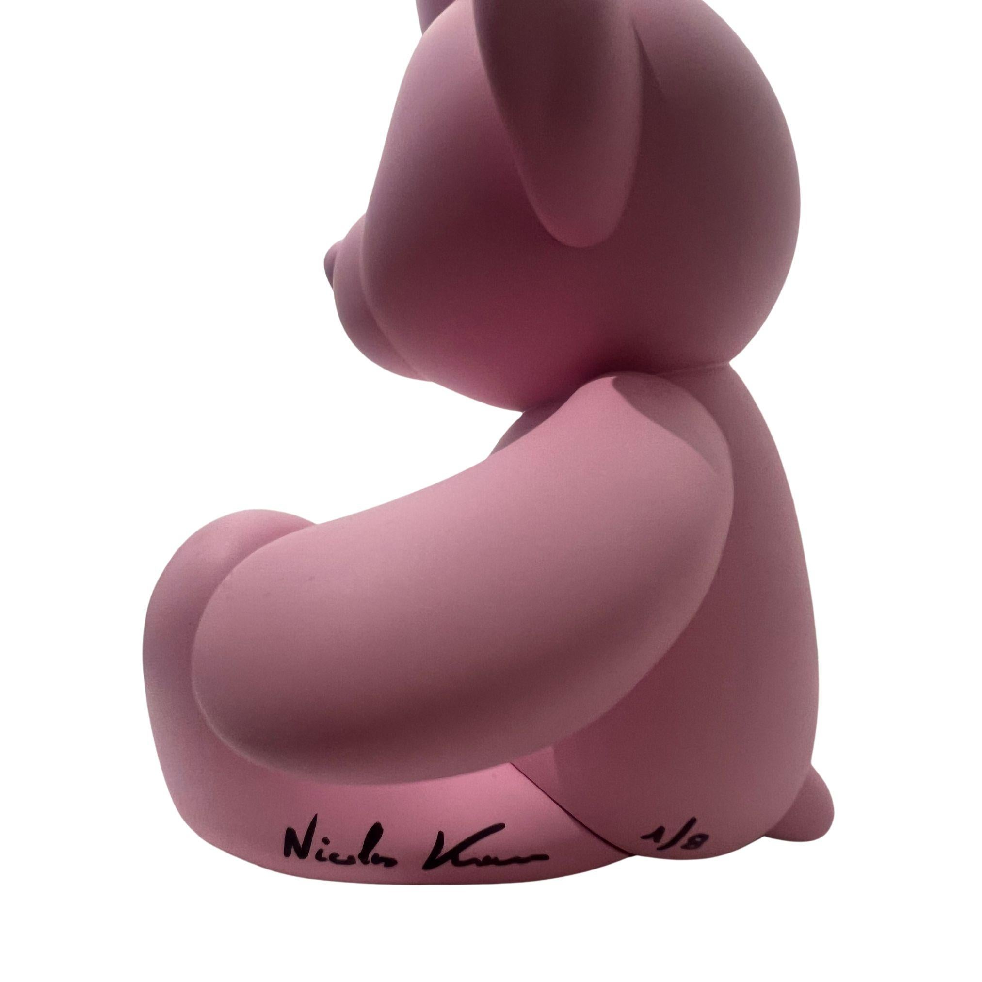Sculpture en résine rose mat.
33 x 28 x 15 cm.
Signé et numéroté 1 sur 8 par l'artiste sur la jambe de la sculpture. 

Cette œuvre d'art représente un ours en peluche rose délicatement travaillé tenant un ensemble de ballons en forme de cœur. La