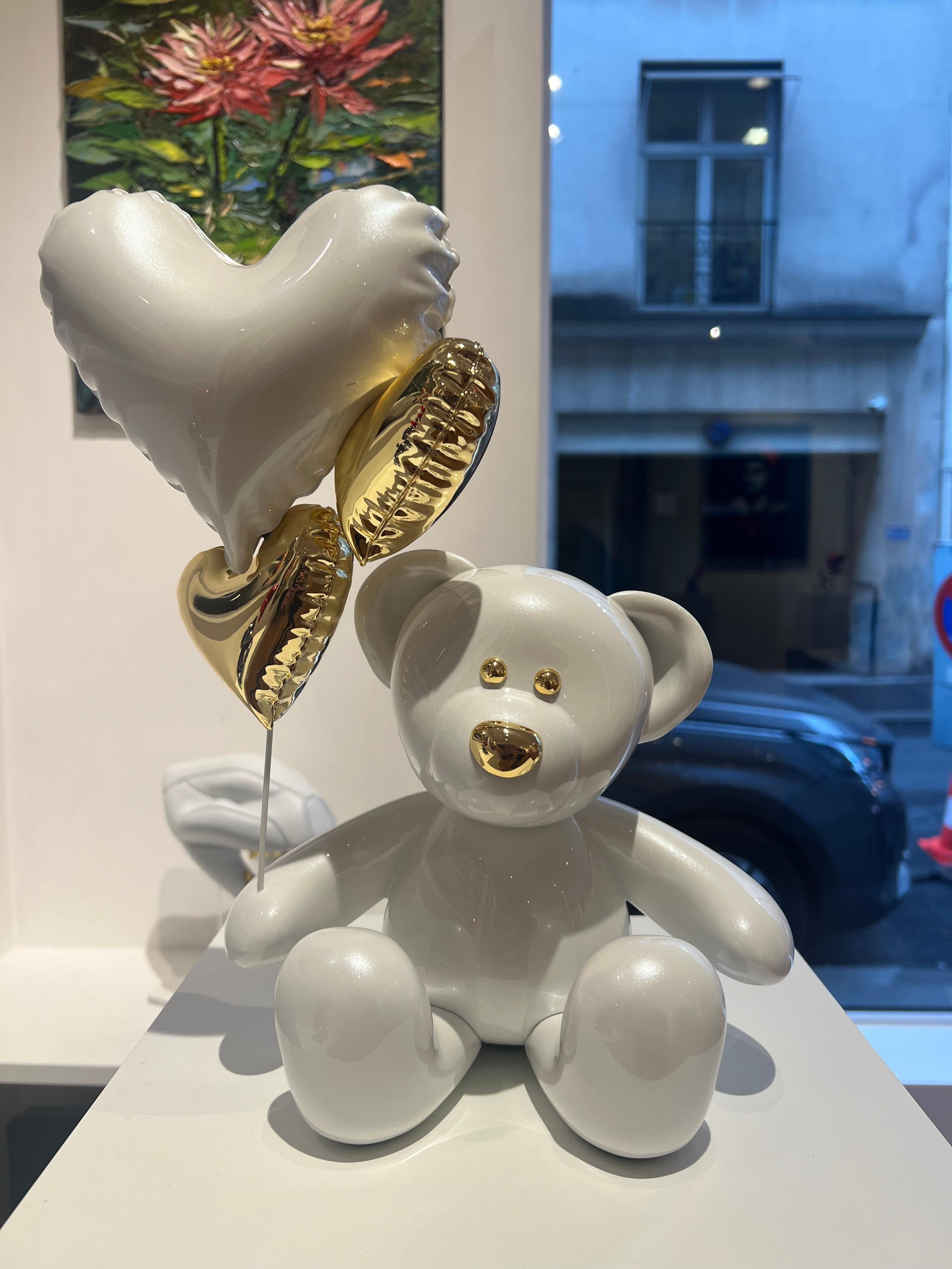 Teddy Love - Pearl White & Gold - Brown Figurative Sculpture by Nicolas Krauss