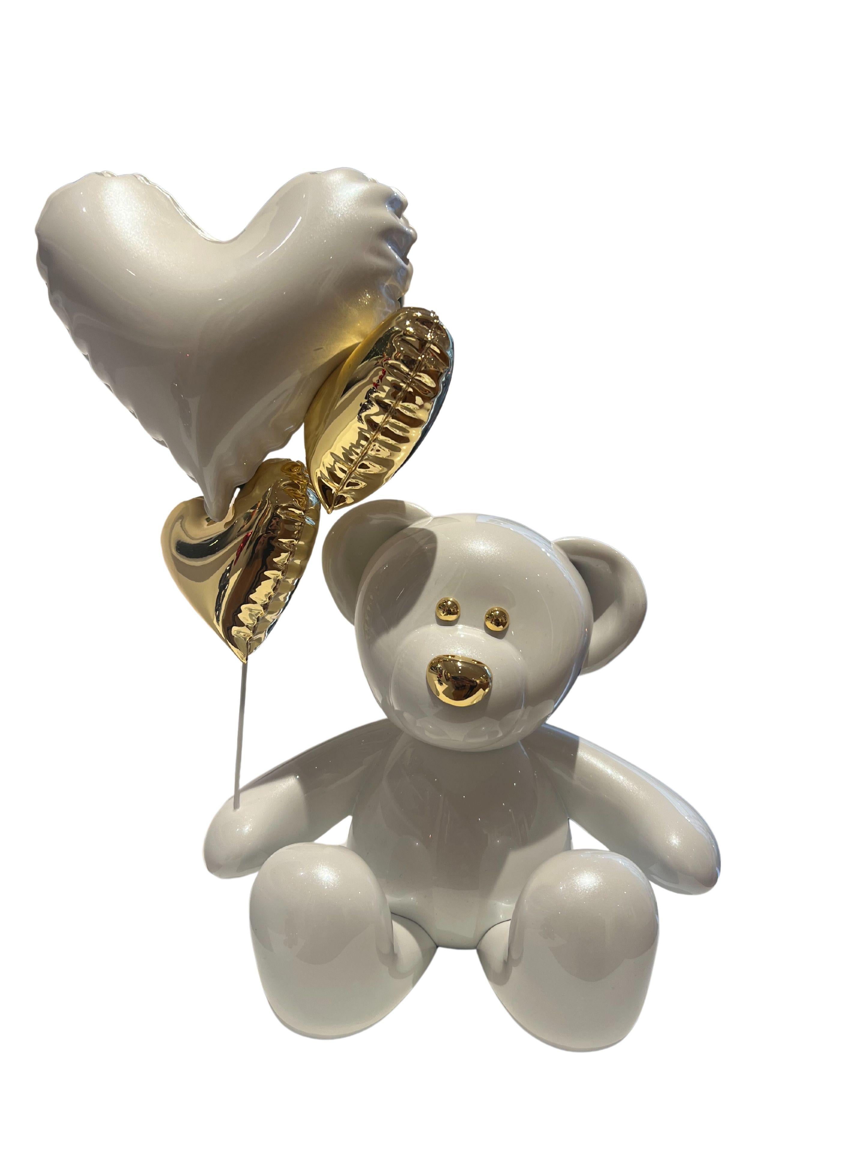 Nicolas Krauss Figurative Sculpture - Teddy Love - Pearl White & Gold