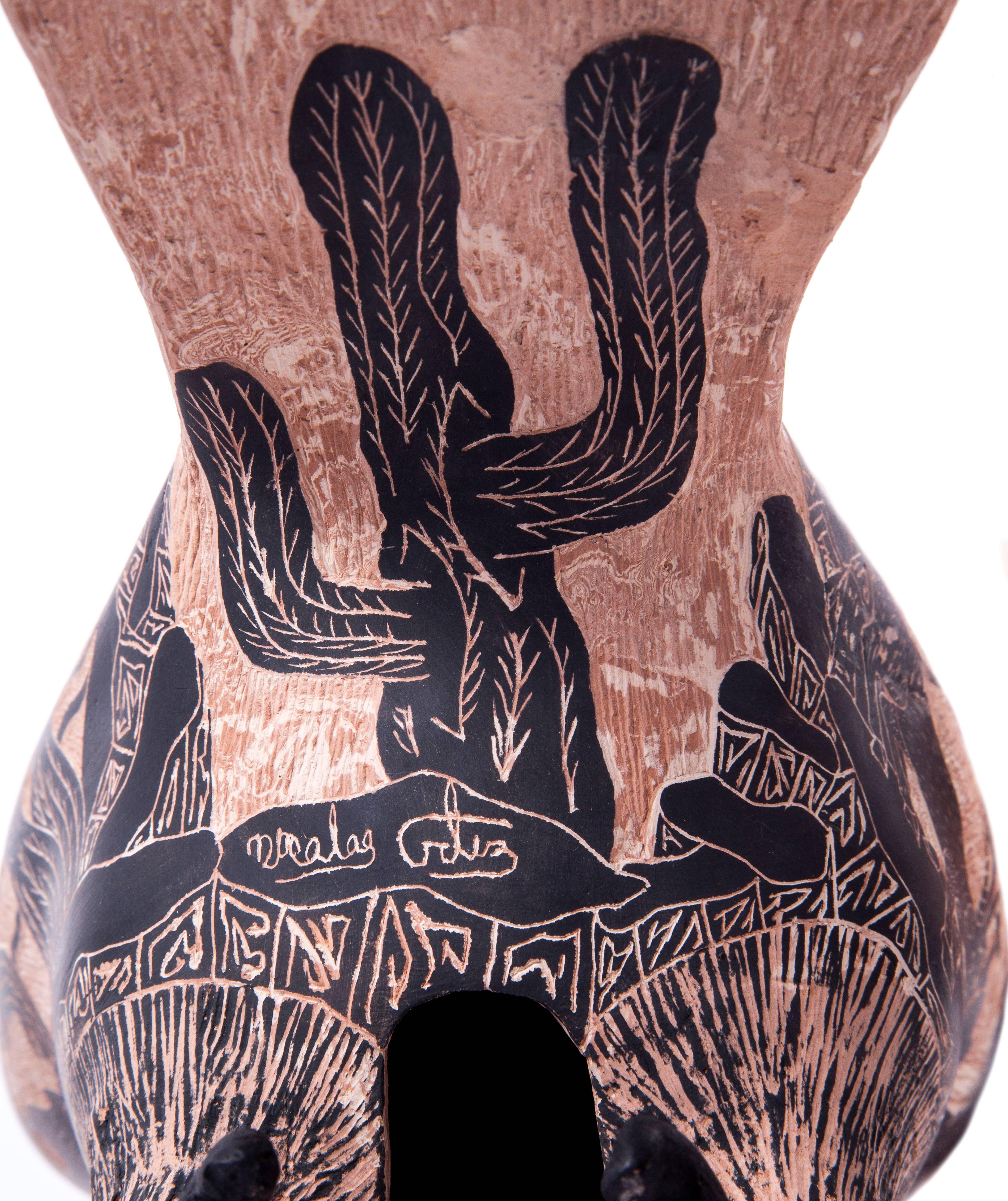 FREE SHIPPING TO WORLDWIDE!

Artisan: Nicolas Ortiz Ortega
MASTERPIECE
Carved polychrome shape decorated with a sgraffito technique. 

- Dimensions: 12