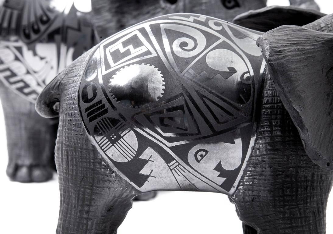 12'' Elefantes / Ceramics Mexican Folk Art Mata Ortiz - Gray Abstract Sculpture by Nicolas Ortiz Ortega