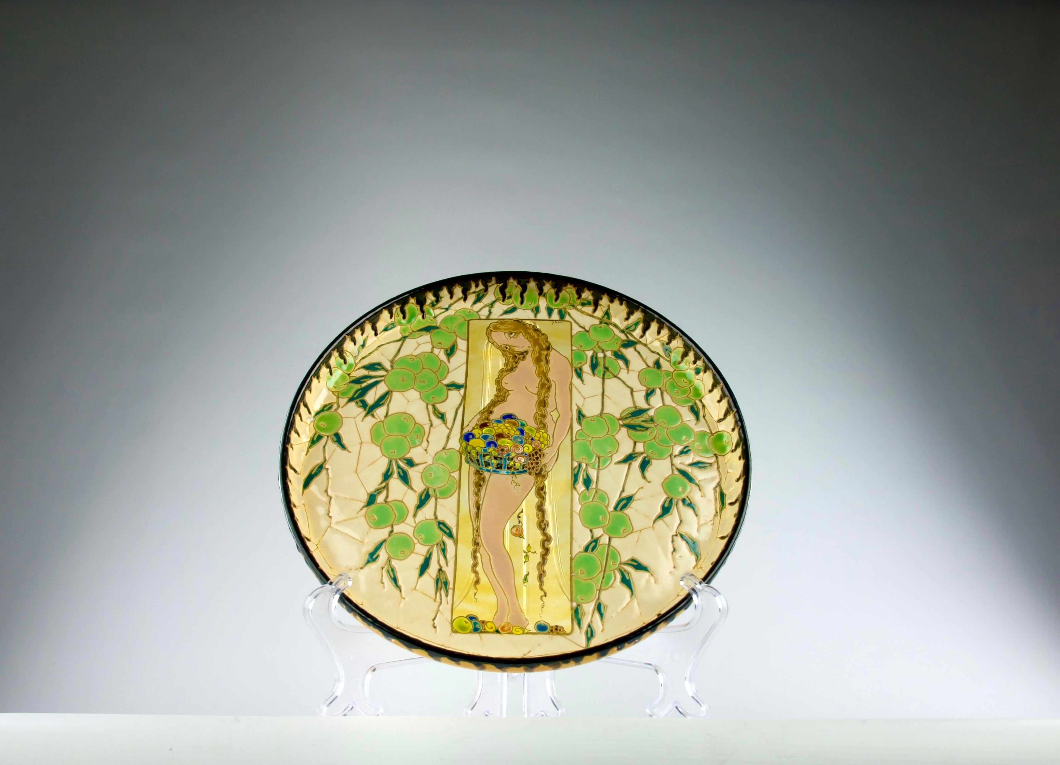 Wunderschönes und äußerst seltenes signiertes und beschriftetes emailliertes Glasplattenkunstwerk von Nicolas Platon Argyriades (1888-1968). Darstellung einer nackten Frau, die eine Schale mit Opfergaben trägt und von Früchten umgeben ist. Auf der