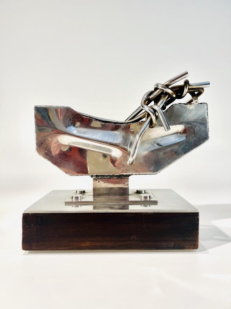 Incroyable sculpture en acier avec base en bois signée VL 74 pour Nicolas Vlavianos 1974
