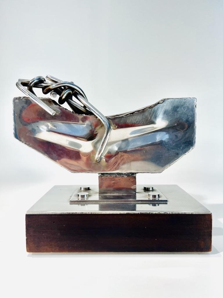 Nicolas Vlavianos Greek steel 1974 sculpture with wood base signed In Good Condition For Sale In Rio De Janeiro, RJ