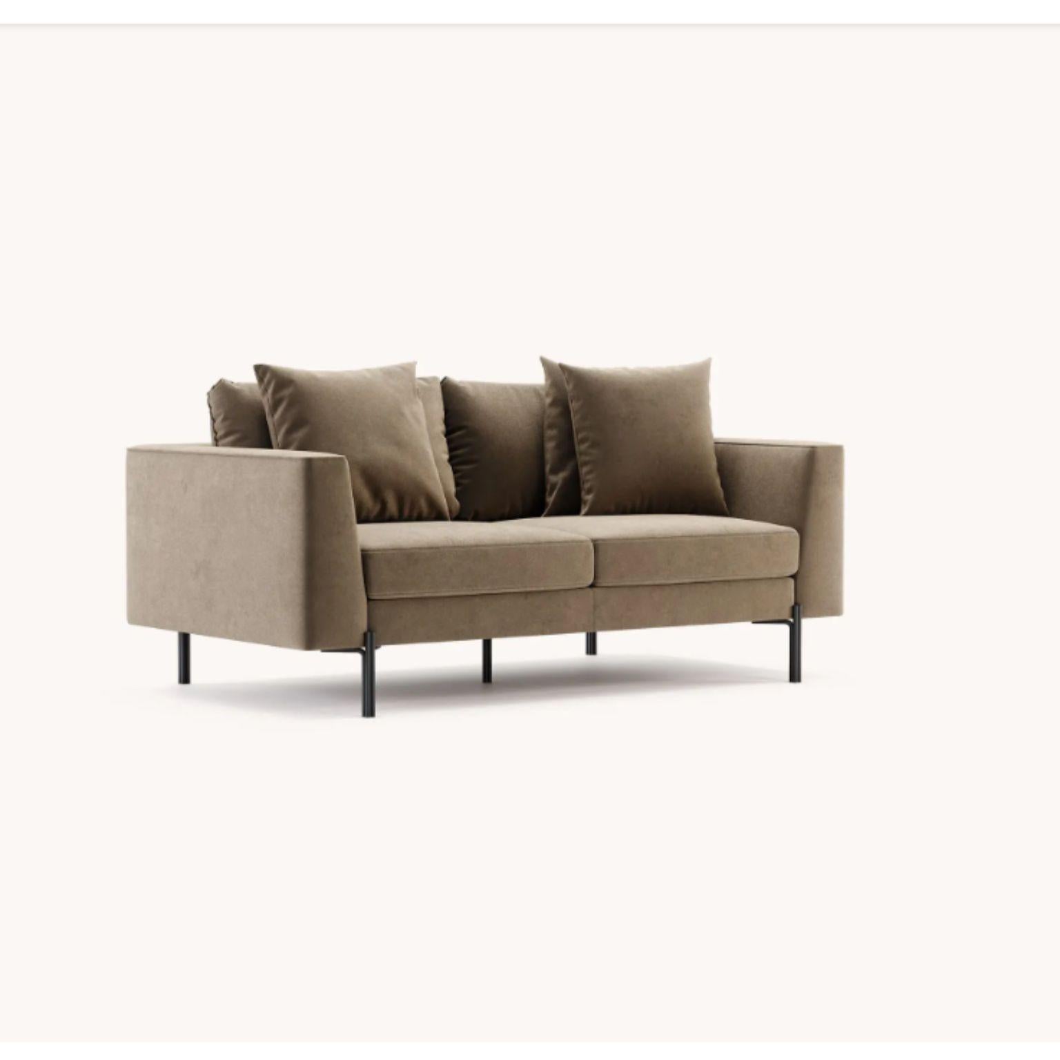 Nicole 2-Sitz-Sofa von Domkapa
MATERIALIEN: Samt (Neva 2206), schwarzer texturierter Stahl. 
Abmessungen:  B 190 x T 105 x H 90 cm.
Auch in verschiedenen MATERIALEN erhältlich. Bitte kontaktieren Sie uns.

Das britisch inspirierte Design ist das,