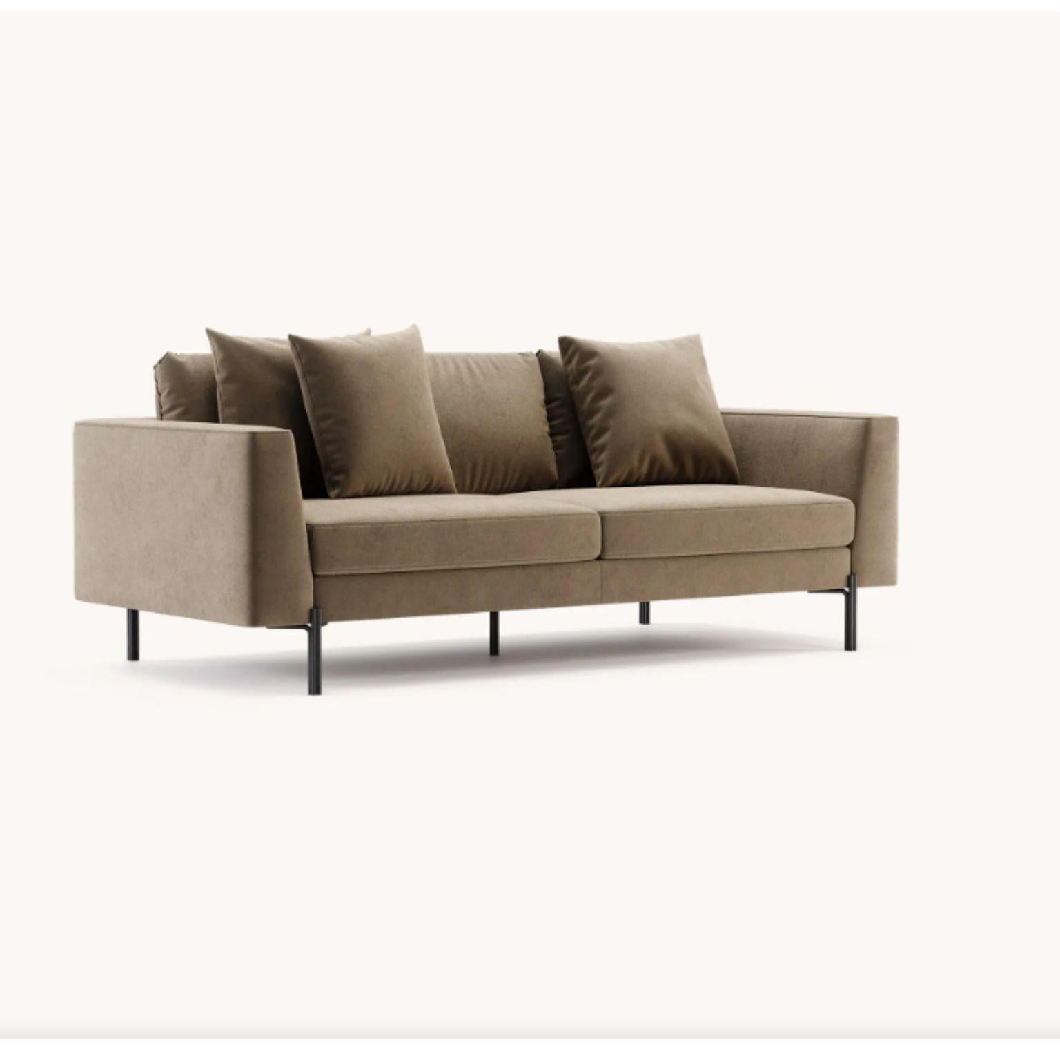 Nicole 3-Sitz-Sofa von Domkapa
MATERIALIEN: Samt (Neva 2206), schwarzer texturierter Stahl. 
Abmessungen:  B 230 x T 105 x H 90 cm.
Auch in verschiedenen MATERIALEN erhältlich. Bitte kontaktieren Sie uns.

Das britisch inspirierte Design ist das,