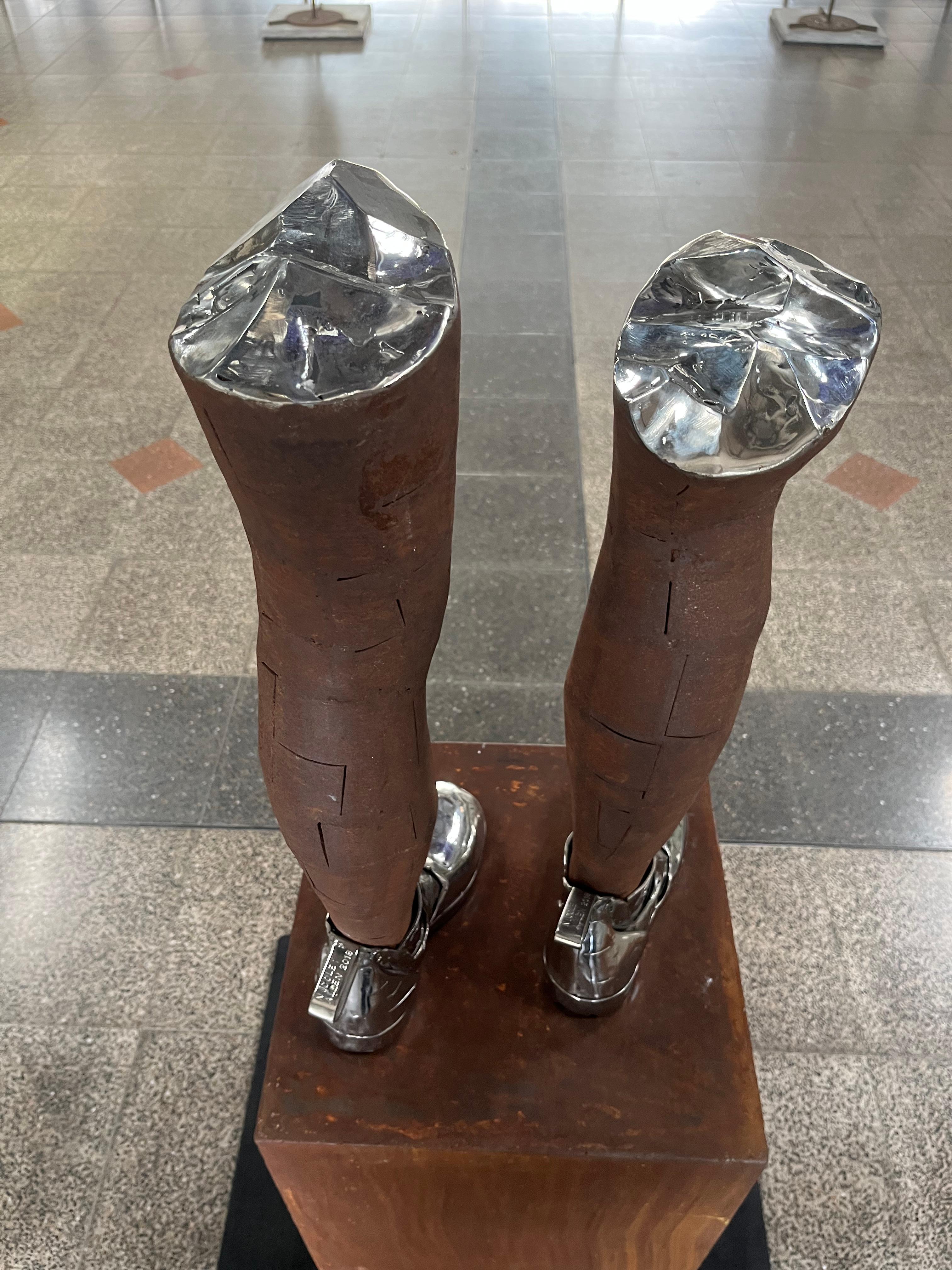 Ces bottes sont faites pour le marcheur - Sculpture de Nicole Allen