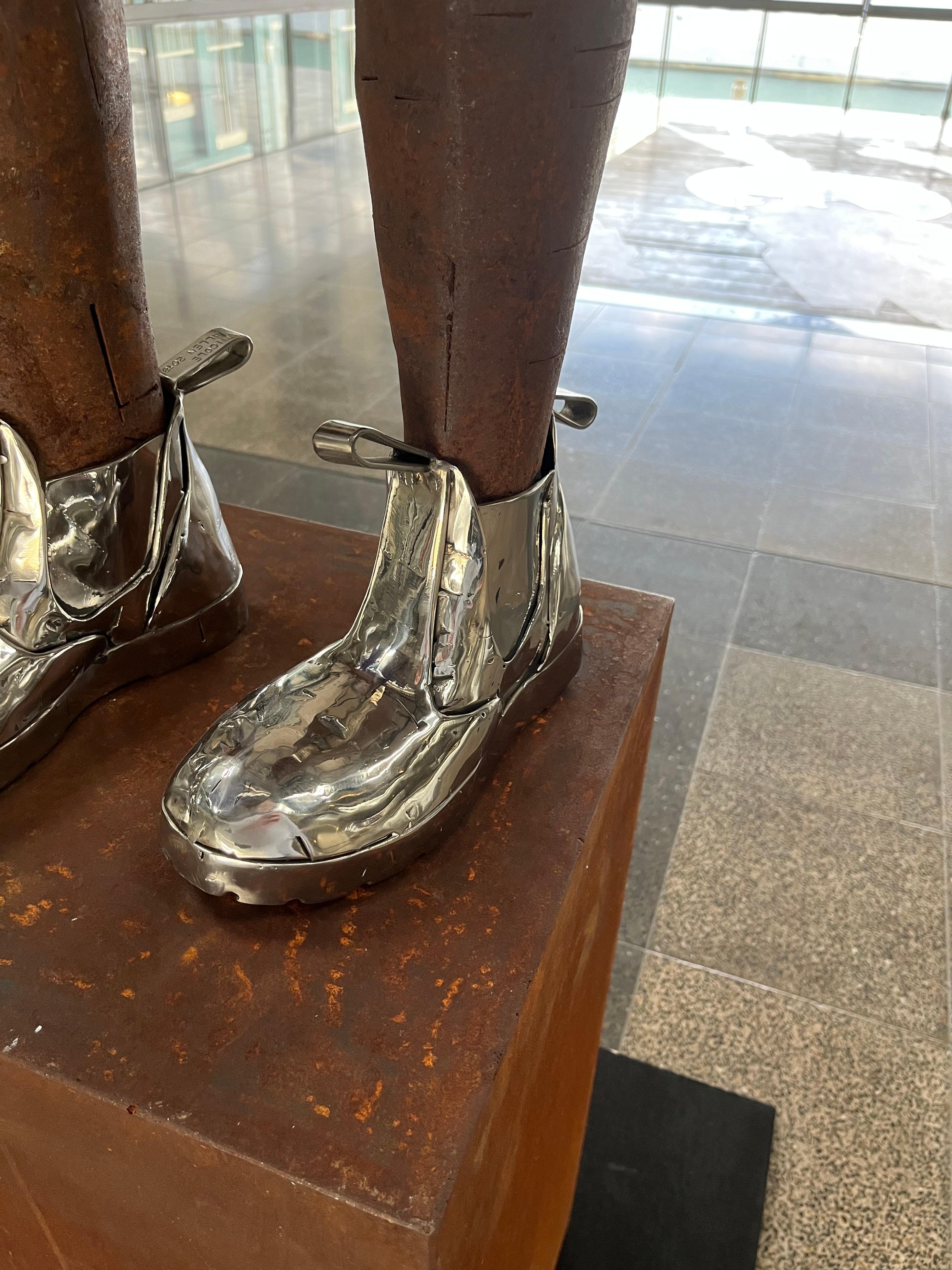 Ces bottes sont faites pour le marcheur - Gris Figurative Sculpture par Nicole Allen