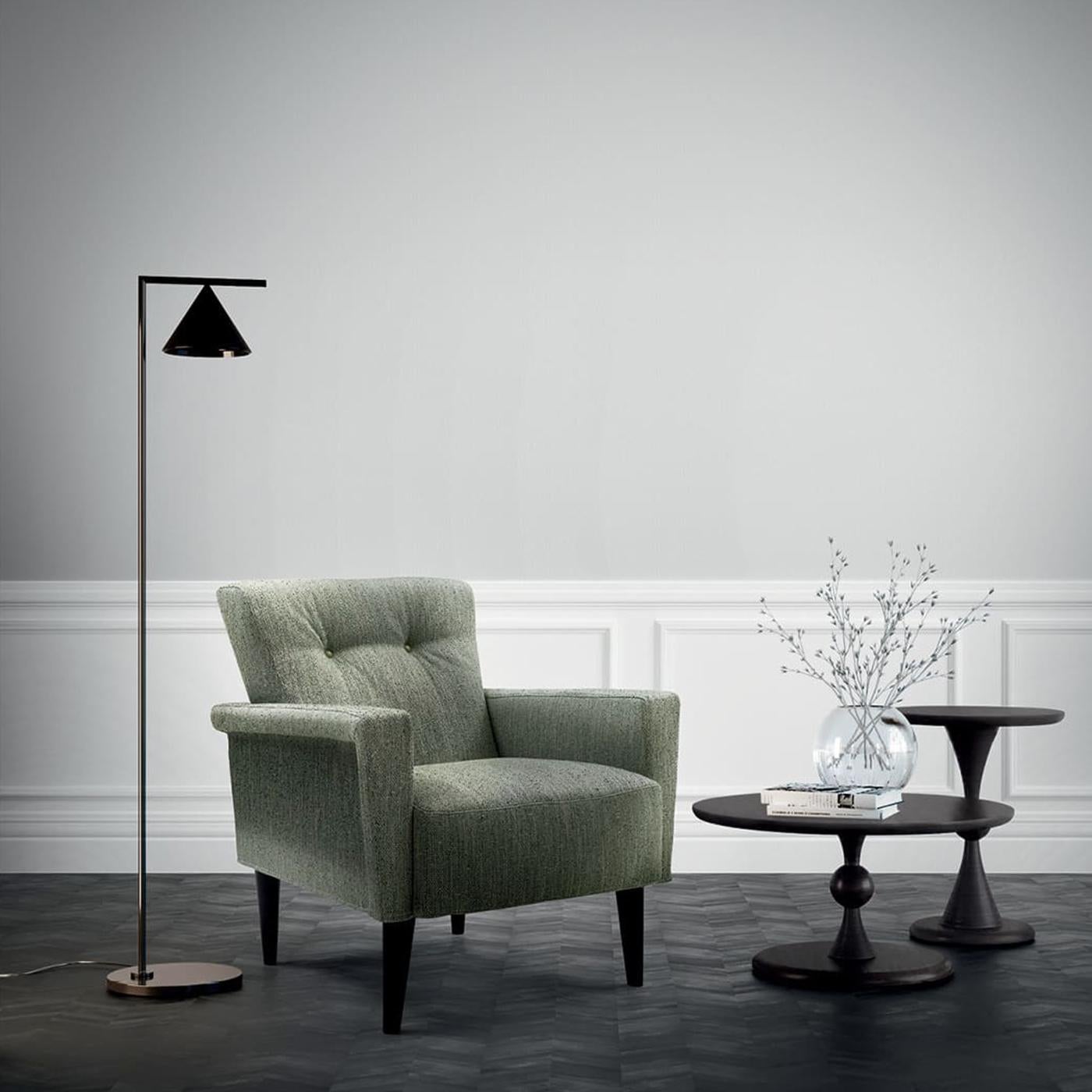 The clean lines and straight corners of this piece create a sophisticated silhouette whose curved backrest with a tufted texture adds a delicate accent. This elegant armchair is ideal for any corner of the house, where it will be a cozy seat for a