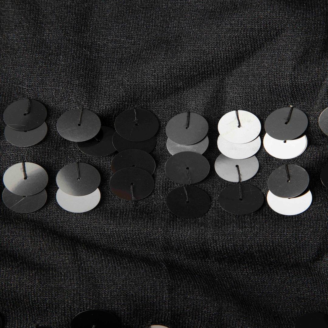 Nicole Farhi Schwarzes Seidenpailletten-Knielanges Kleid Größe M im Zustand „Hervorragend“ im Angebot in London, GB