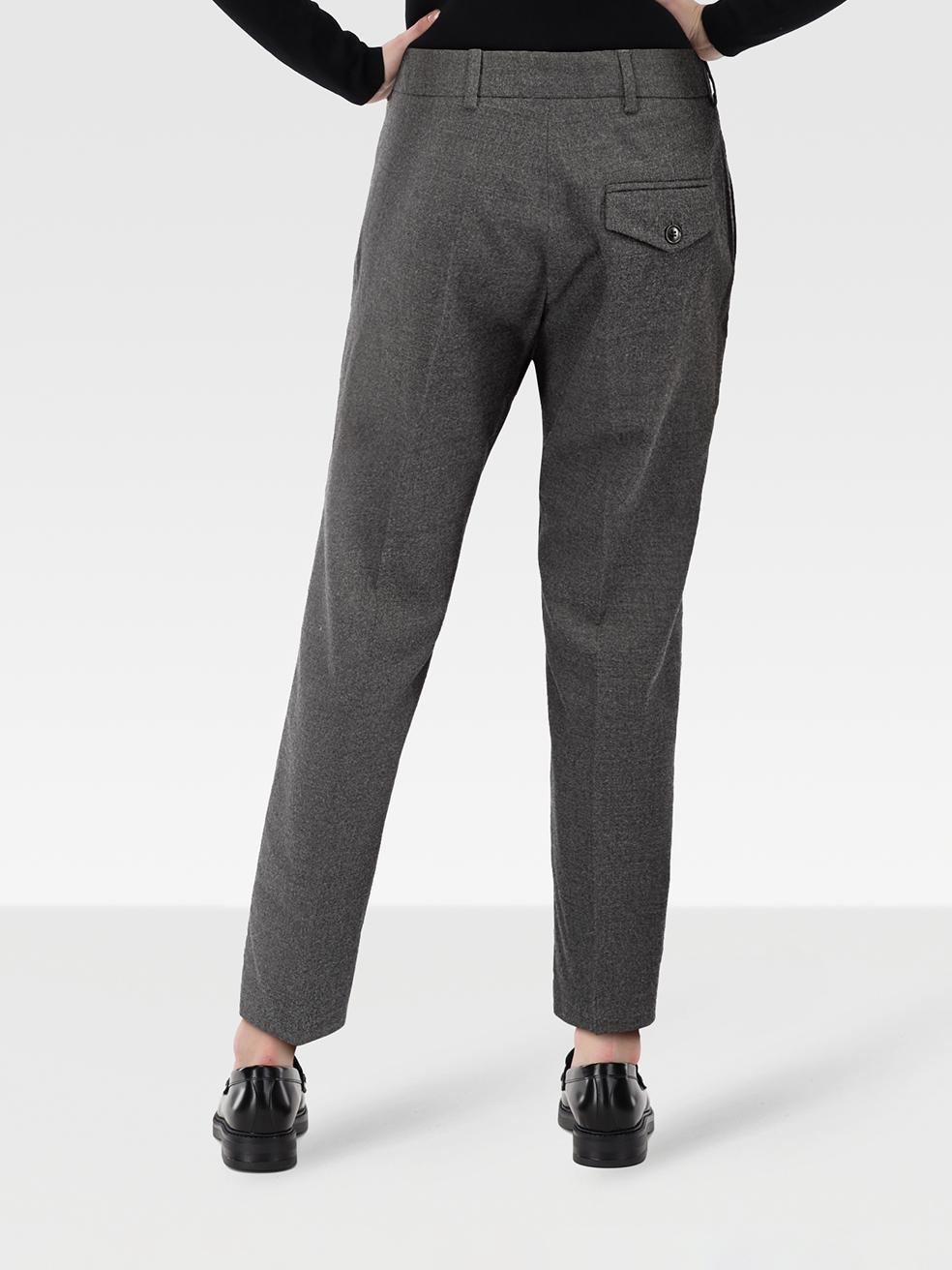 L'ÉTAT est très bon. Cet article de revente de Nicole Farhi n'a subi aucune usure visible.
 

 

 

 Détails
 

 

 Gris
 

 Laine
 

 Pantalon
 

 Coupe étroite
 

 Taille moyenne
 

 Fermeture à glissière et bouton sur la braguette
 

 2 poches