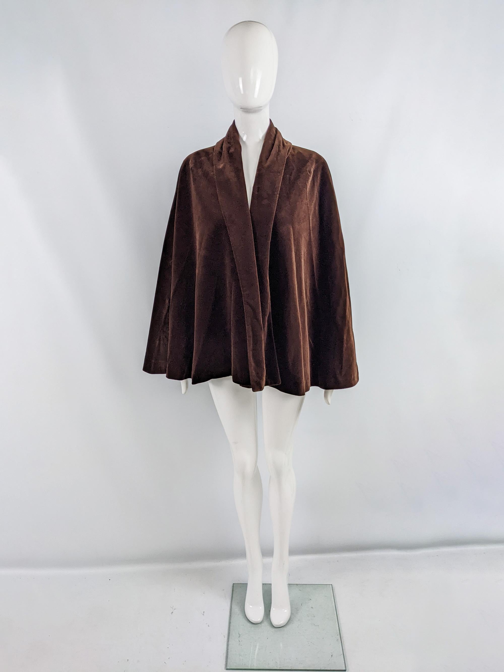 Ein fabelhaftes Vintage-Damencape aus den 80er Jahren von der in Frankreich geborenen und in London lebenden Luxusmodedesignerin Nicole Farhi. Aus braunem Samt, ohne Verschlüsse auf der Vorderseite für einen lässigen, glamourösen Look und mit