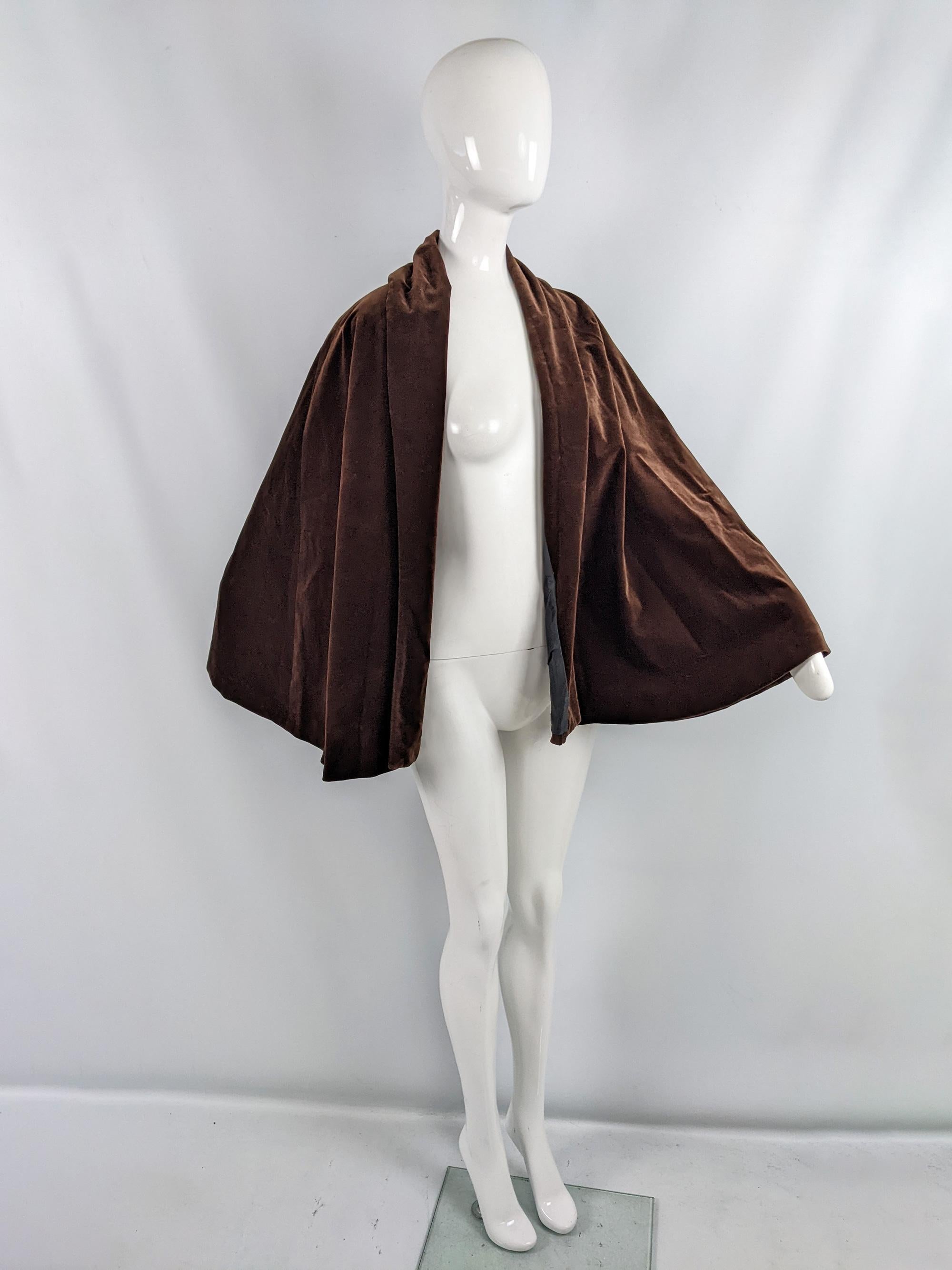 Nicole Farhi Vintage-Abendjacke aus braunem Samt mit Cape, 1980er Jahre (Schwarz) im Angebot