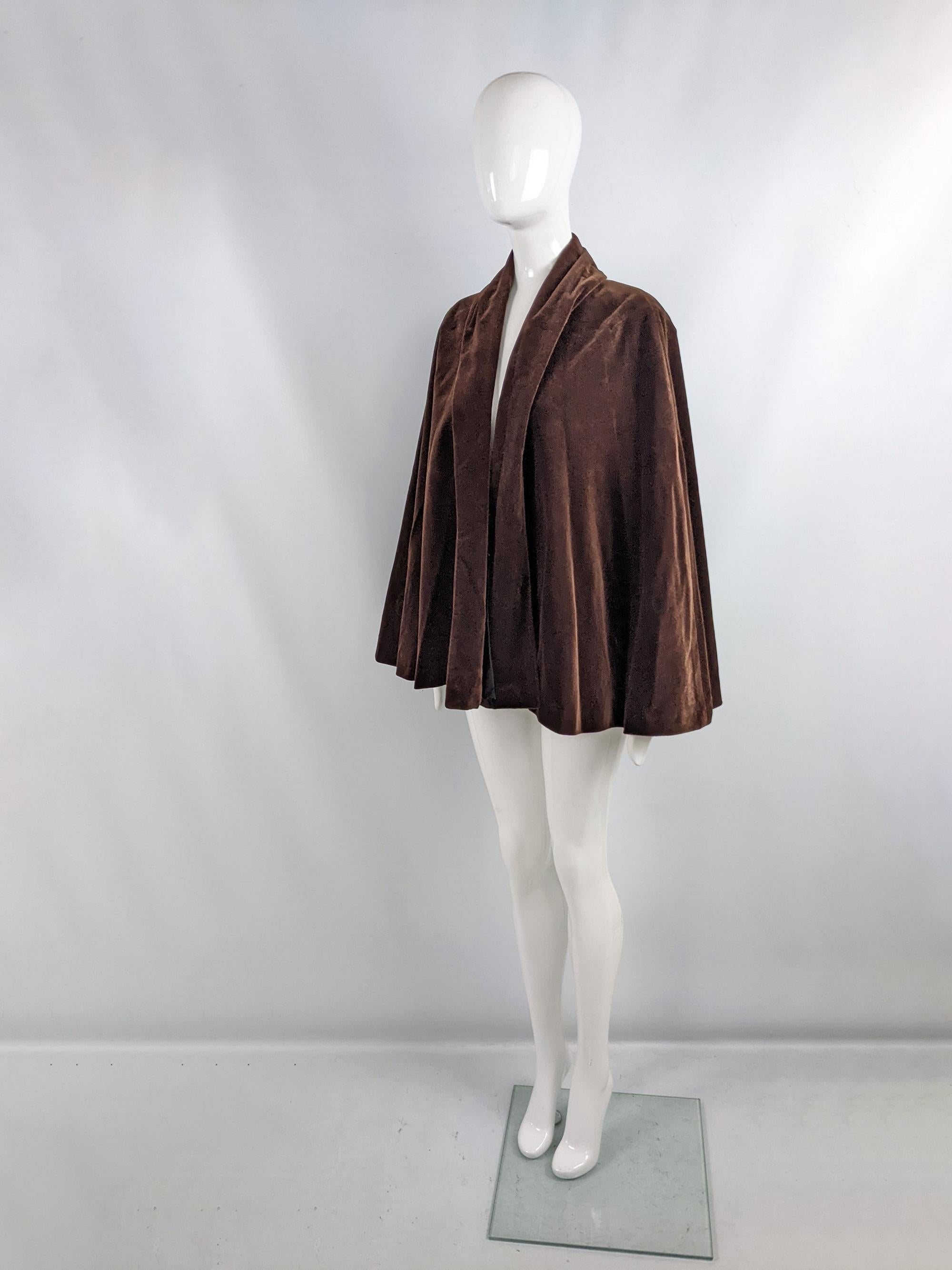 Nicole Farhi Vintage-Abendjacke aus braunem Samt mit Cape, 1980er Jahre im Zustand „Gut“ im Angebot in Doncaster, South Yorkshire